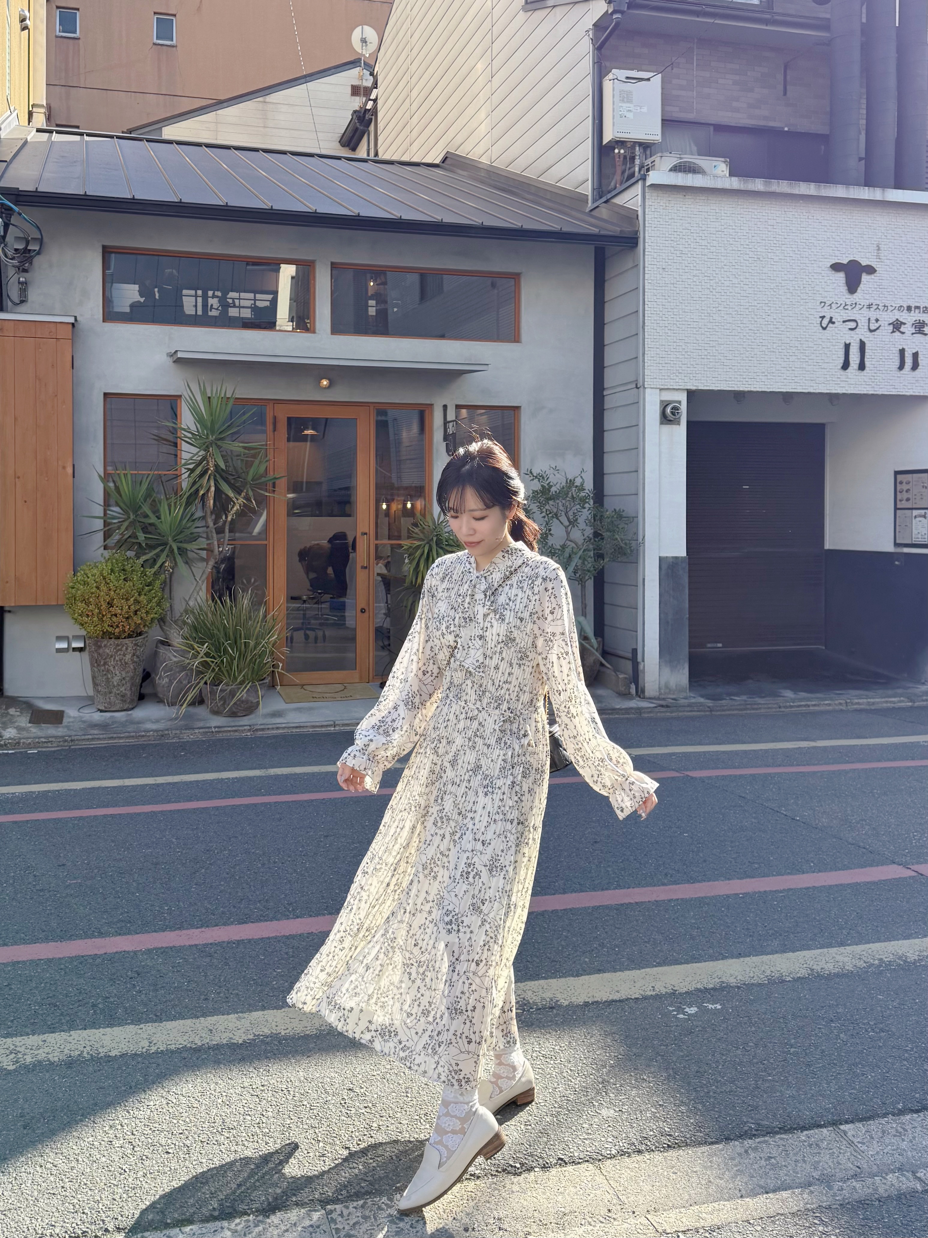 碎花百褶蝴蝶結領帶雪紡連身裙