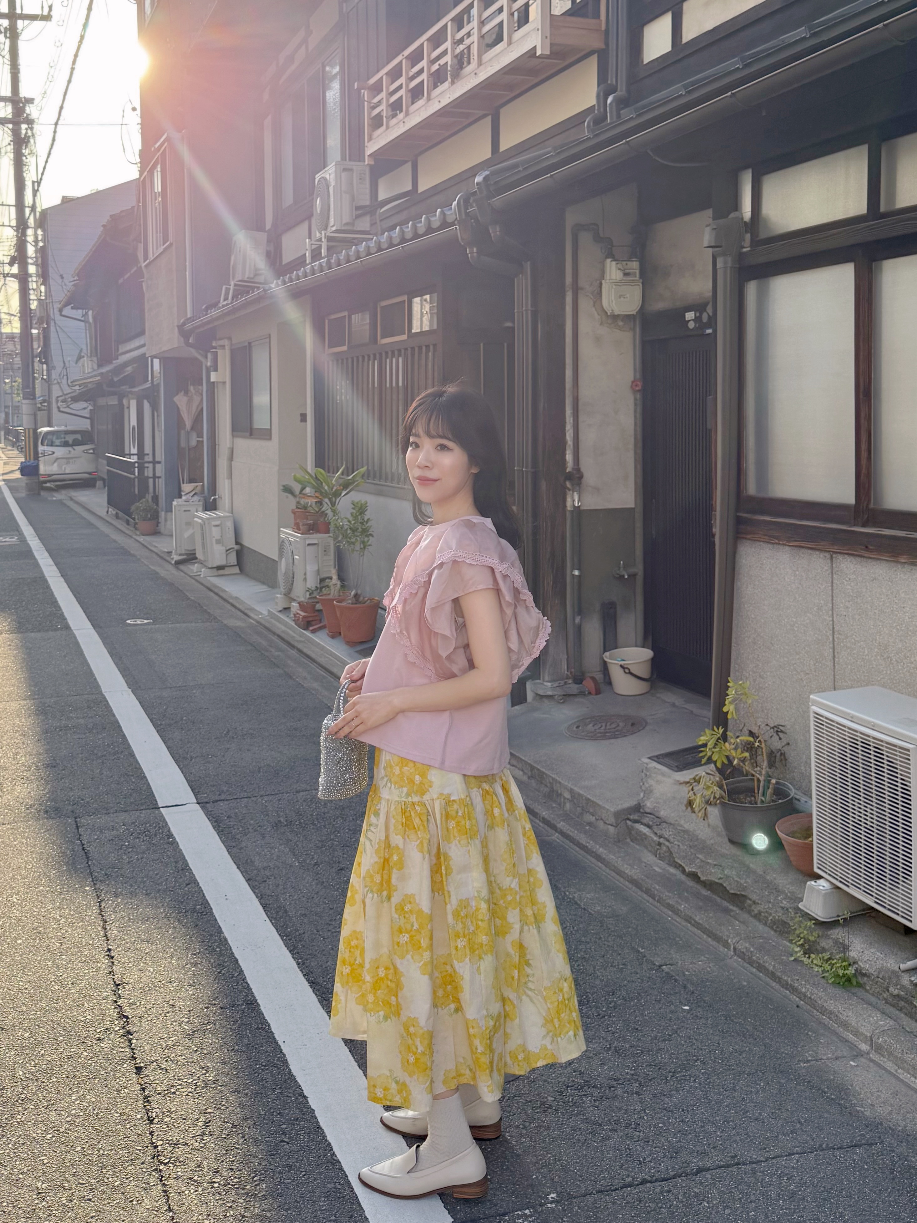 2色•波浪傘袖蕾絲車邊Tee