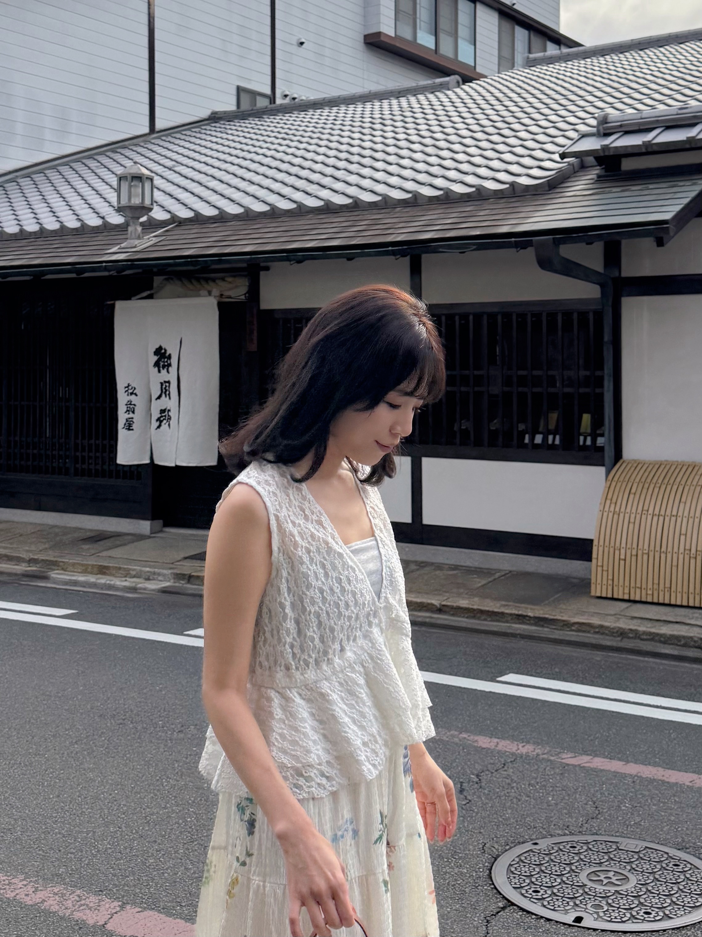 V領蕾絲波浪擺背心