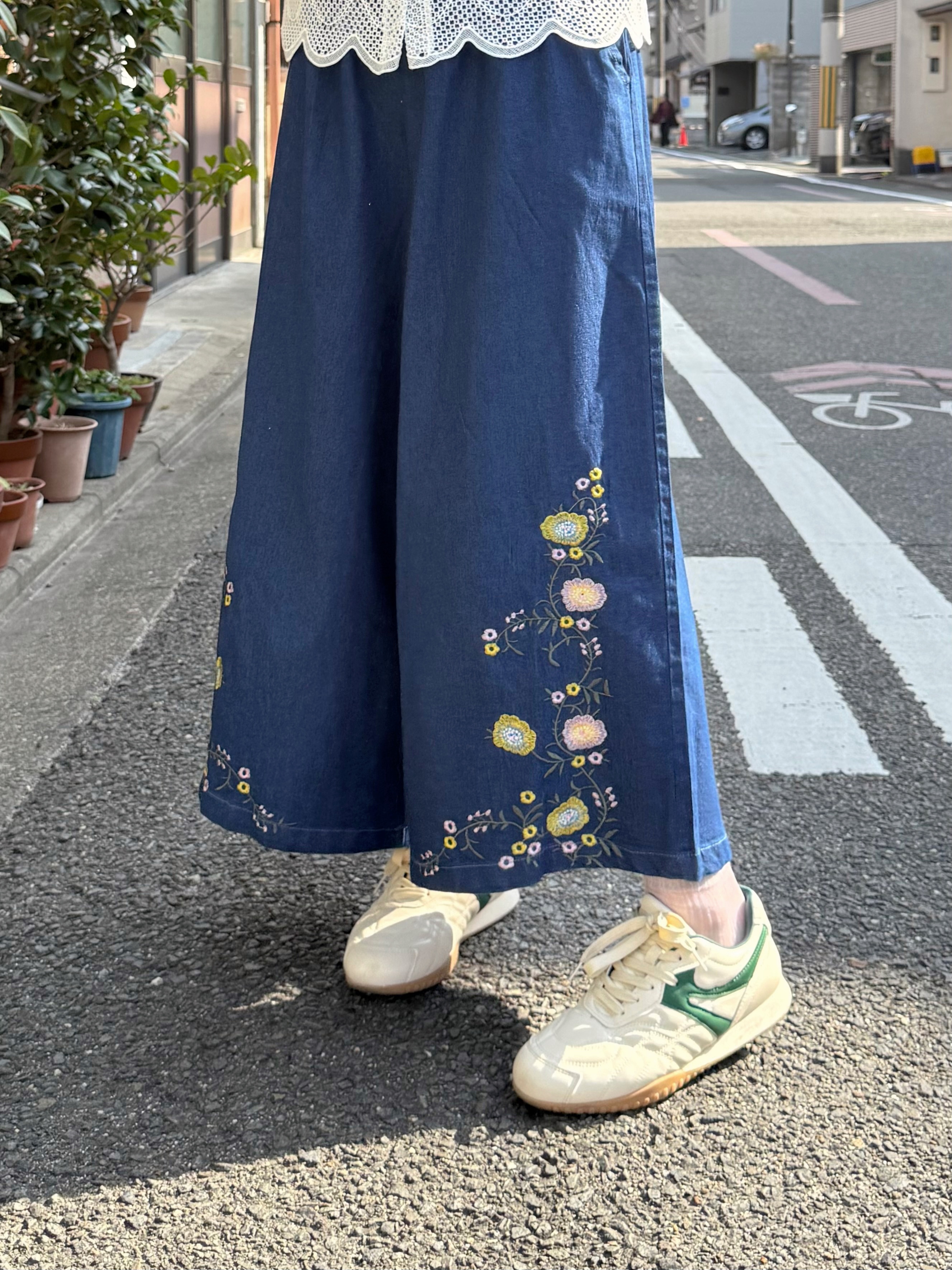 深藍色刺繡闊腳牛仔褲