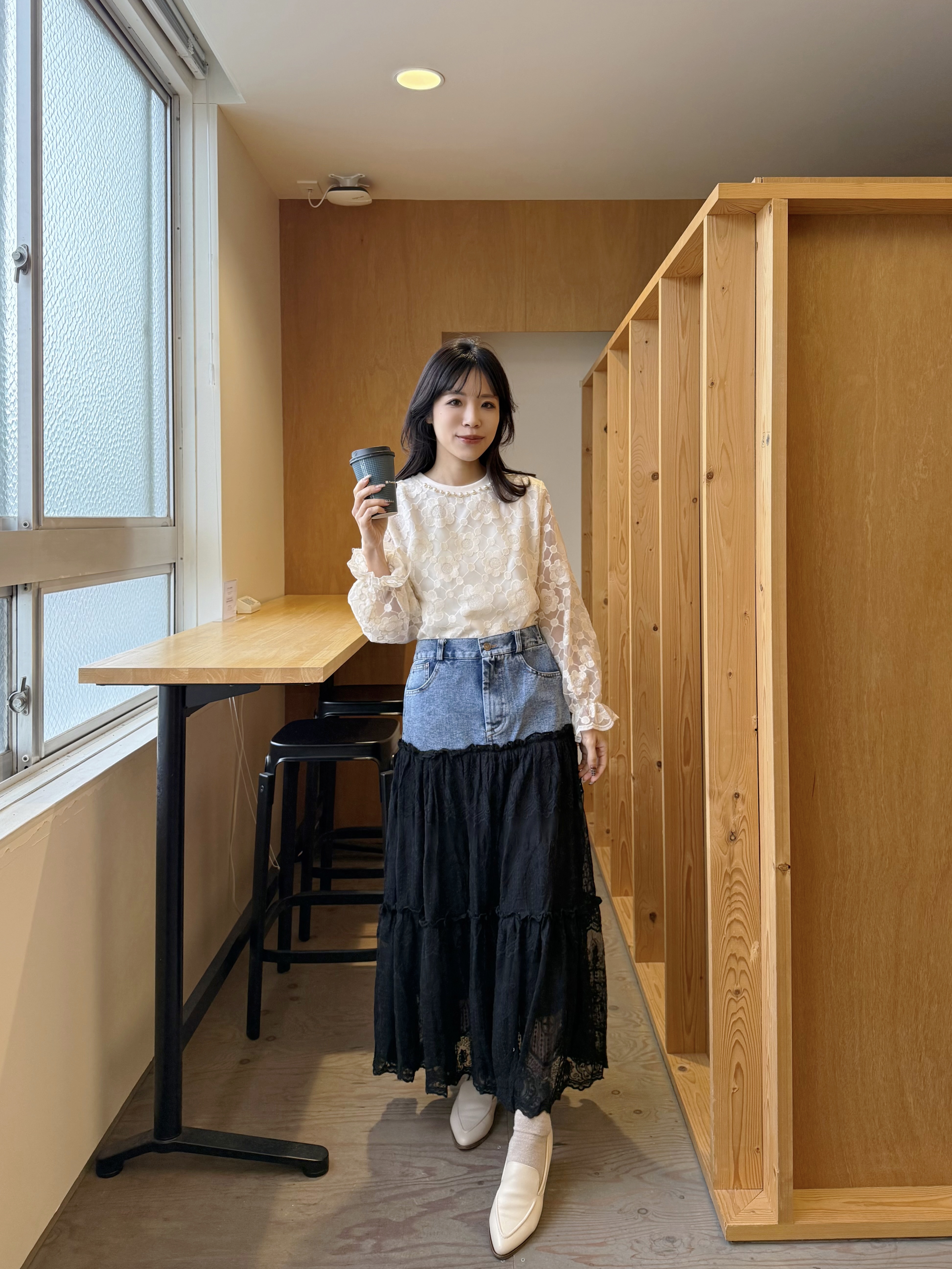 珍珠領波浪蕾絲刺繡上衣