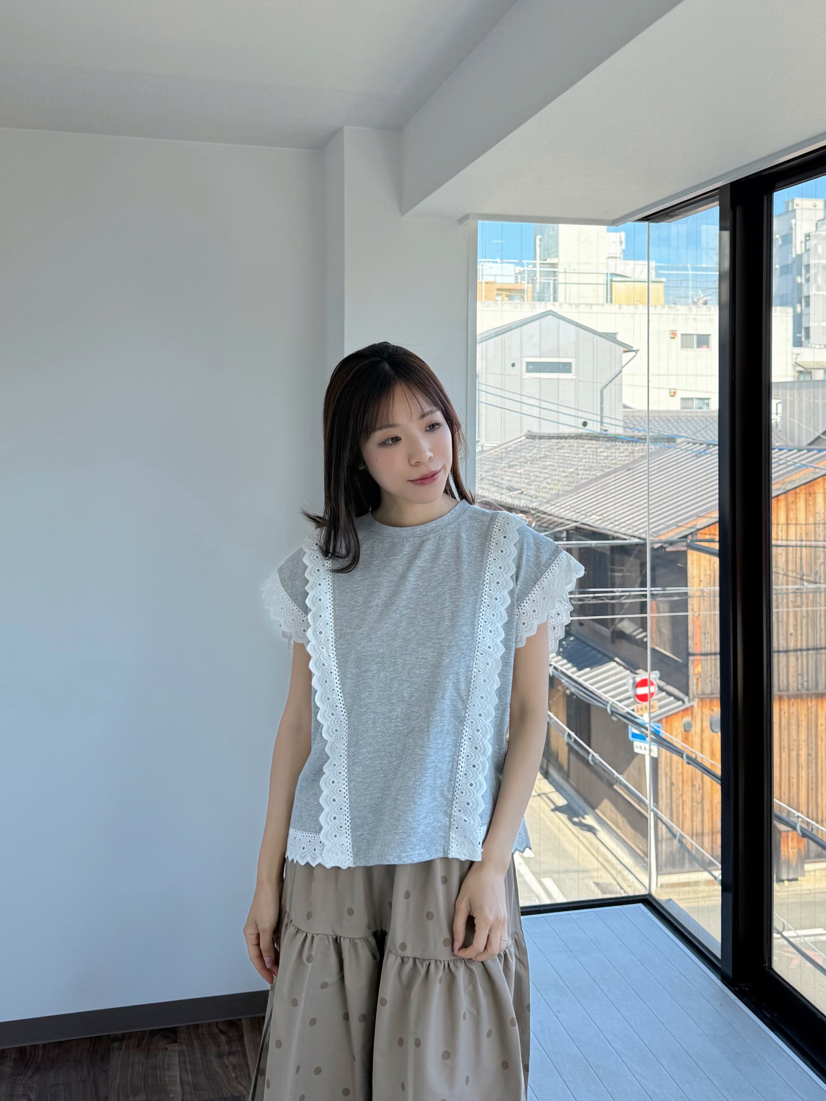 2色•蕾絲車邊斜袖Tee