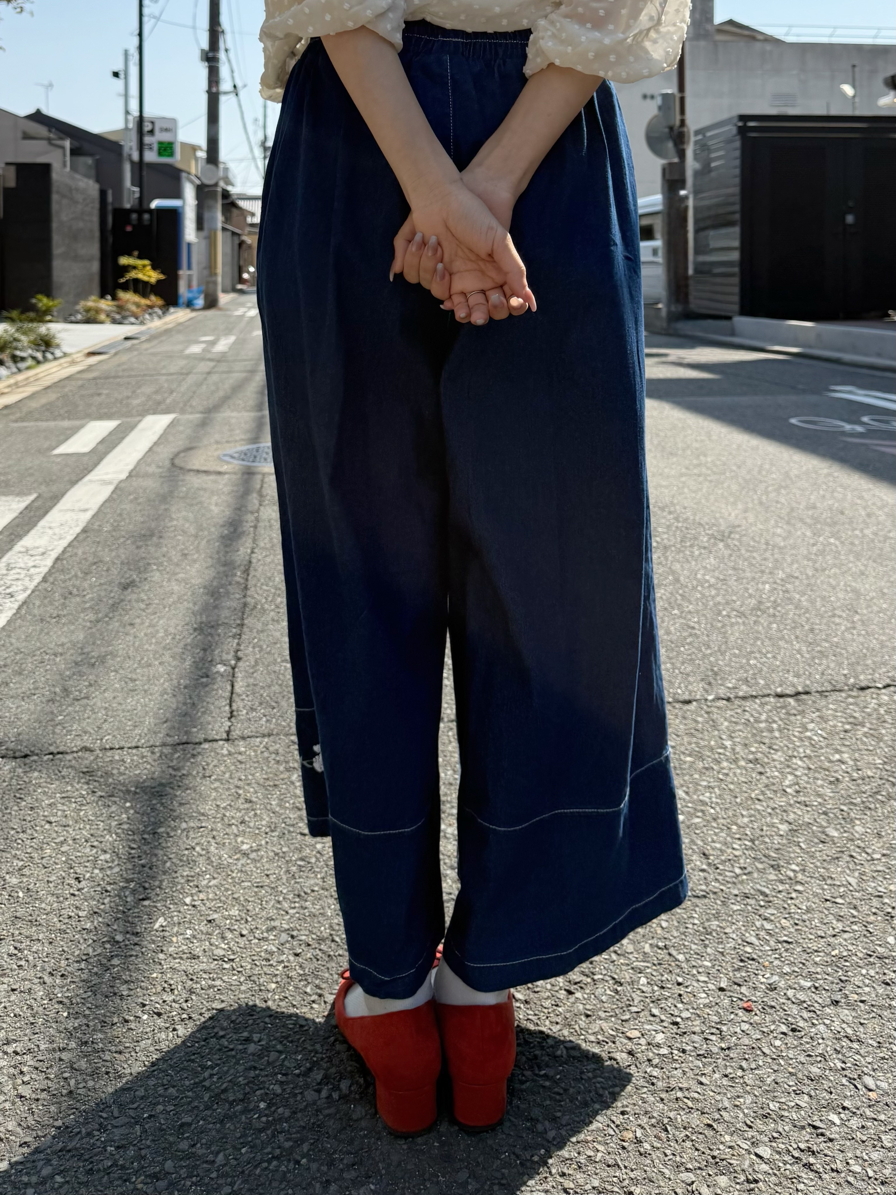 2色•刺繡珠片花薄牛仔闊腳褲