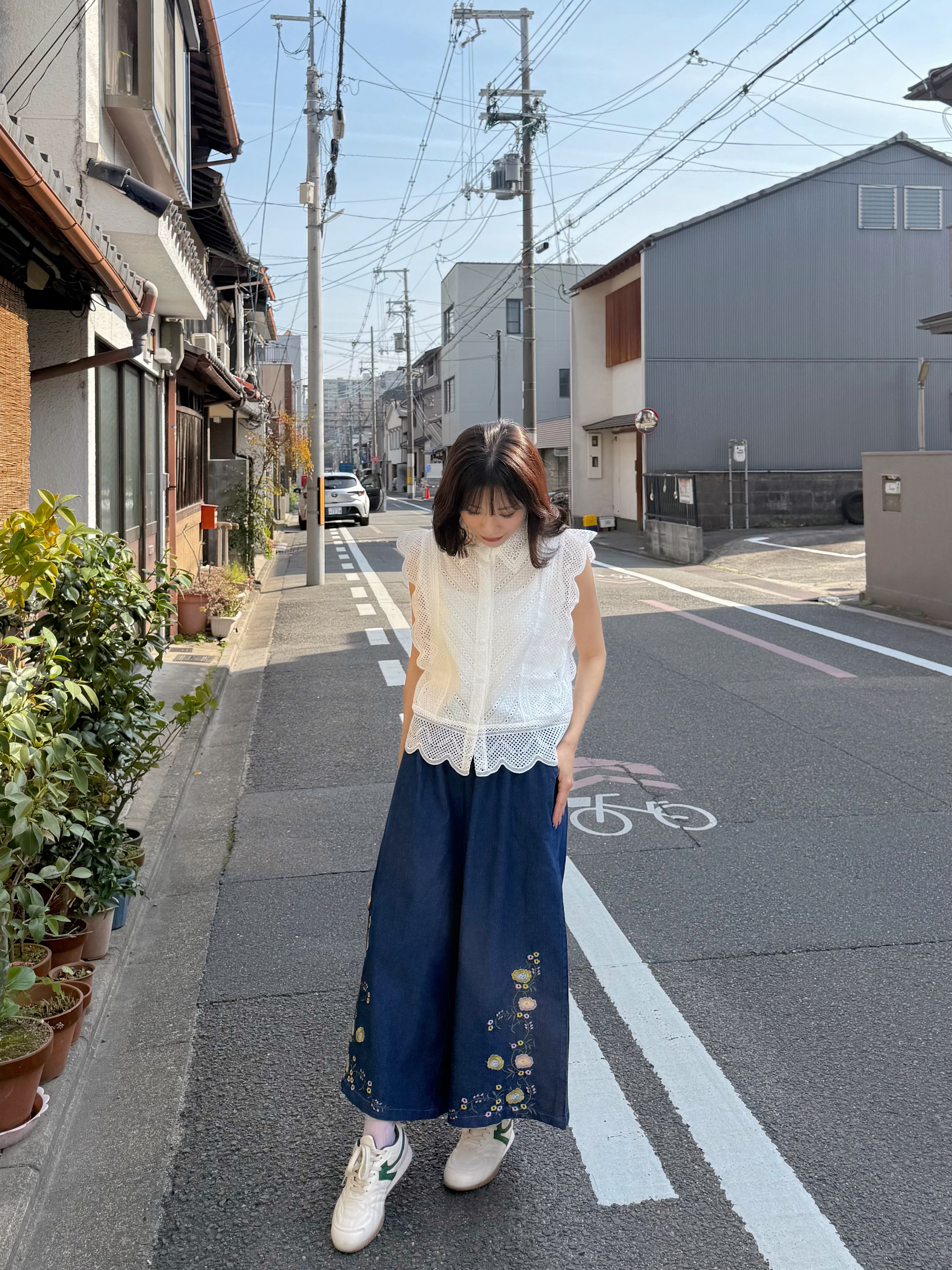 深藍色刺繡闊腳牛仔褲
