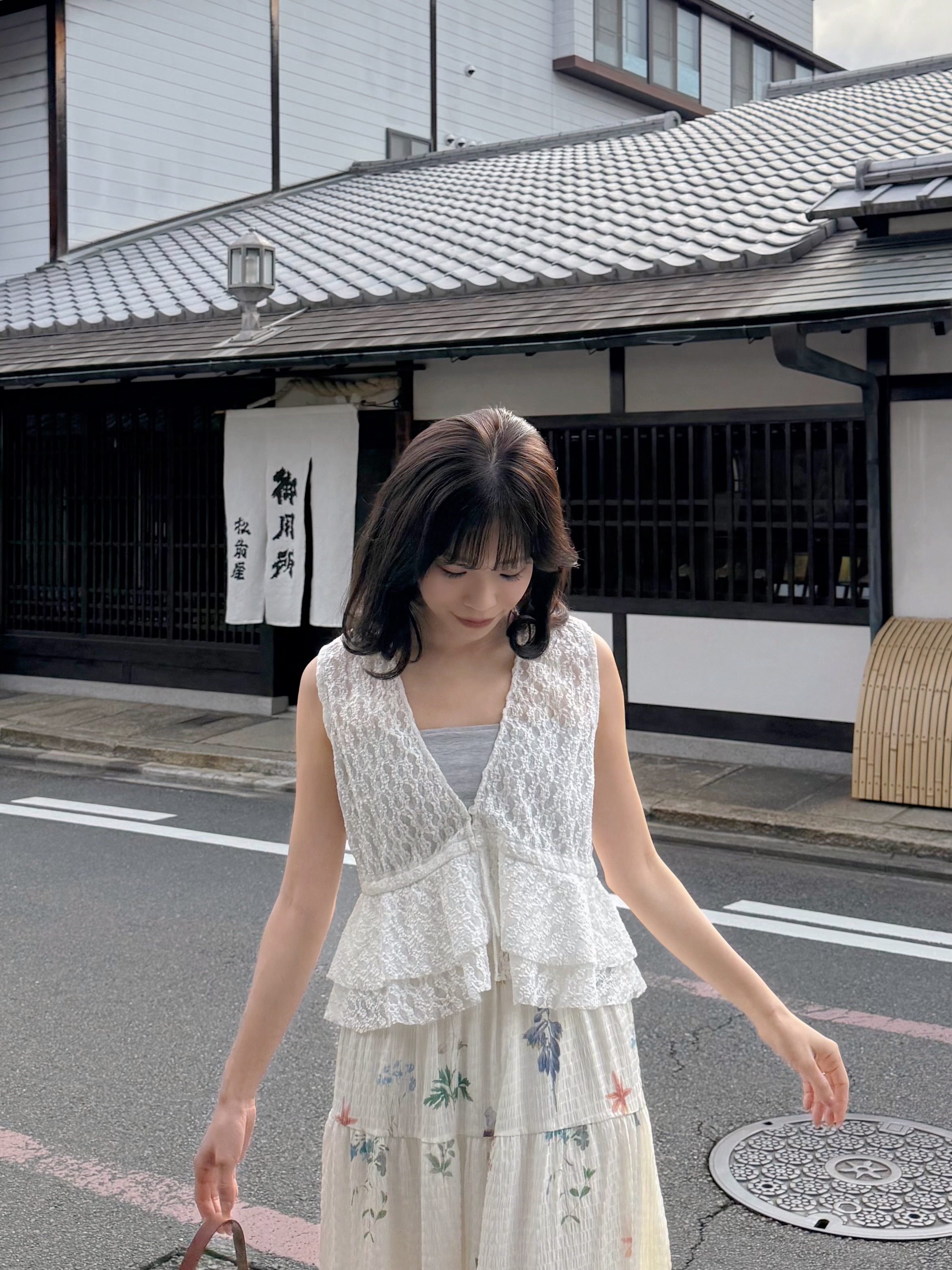 V領蕾絲波浪擺背心