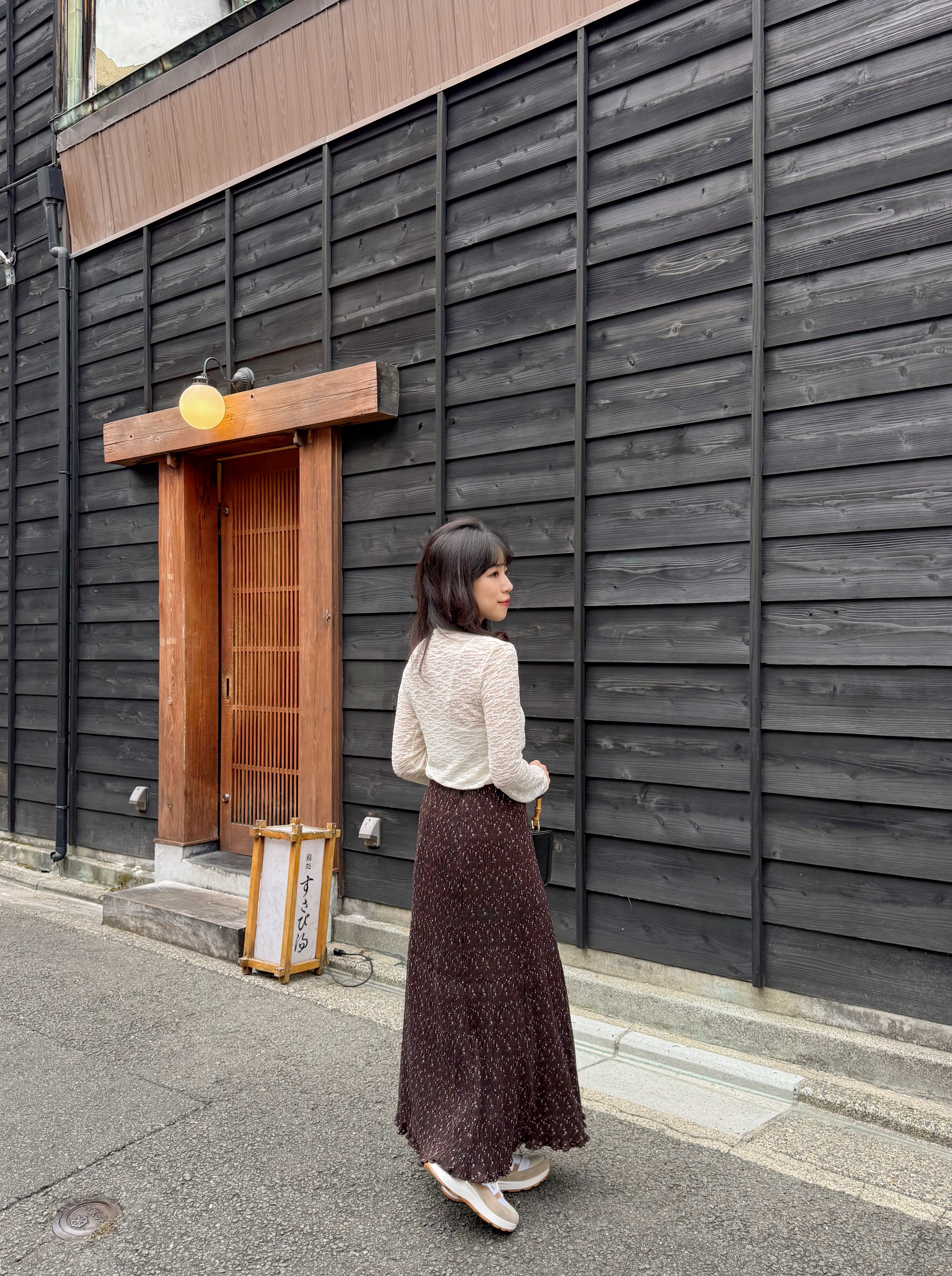 木耳邊小企領半透蕾絲上衣