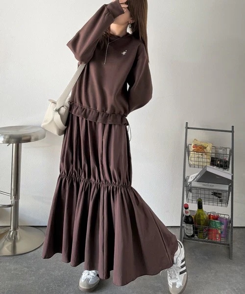 胸前刺繡拼接連身裙