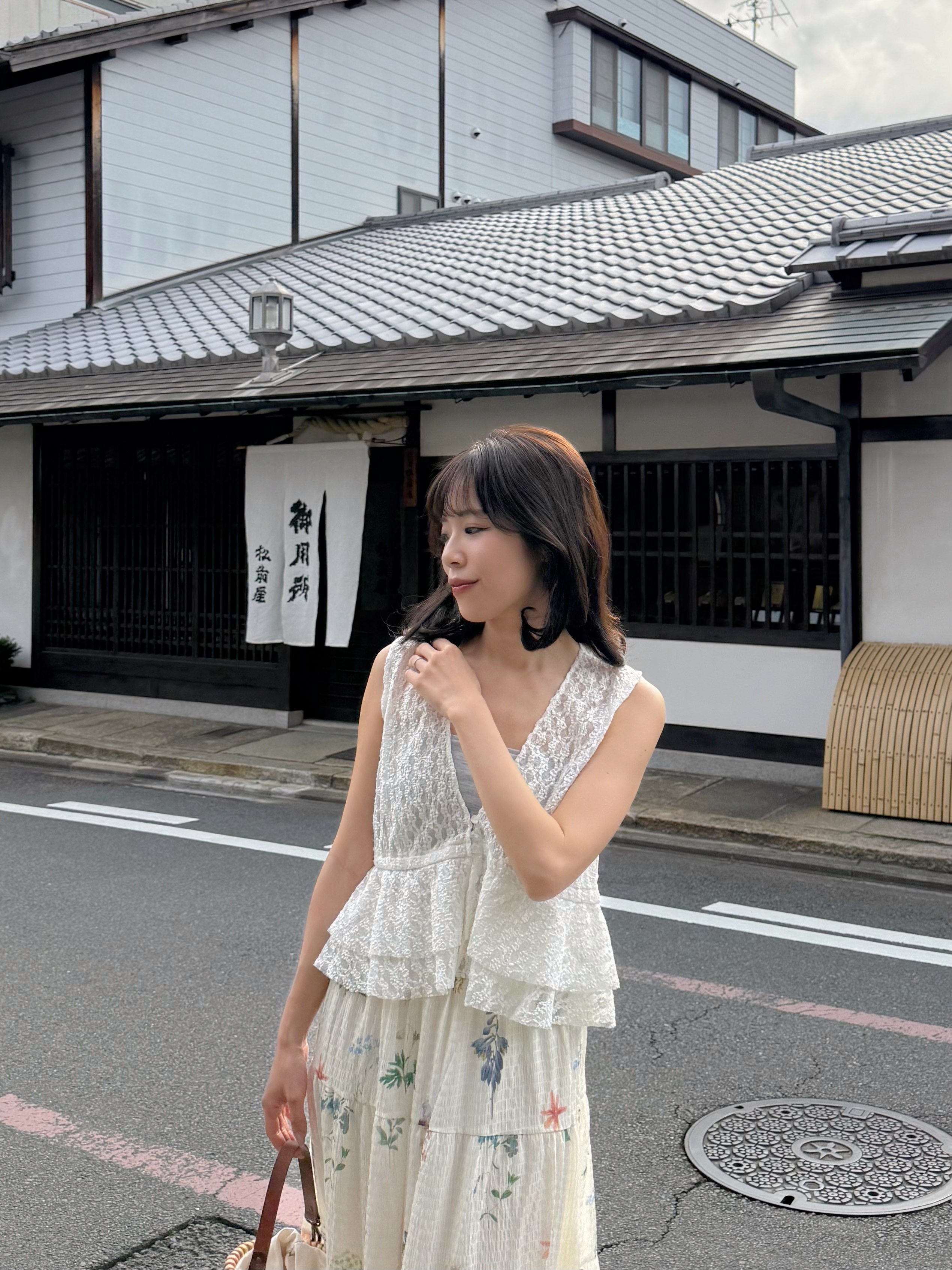V領蕾絲波浪擺背心