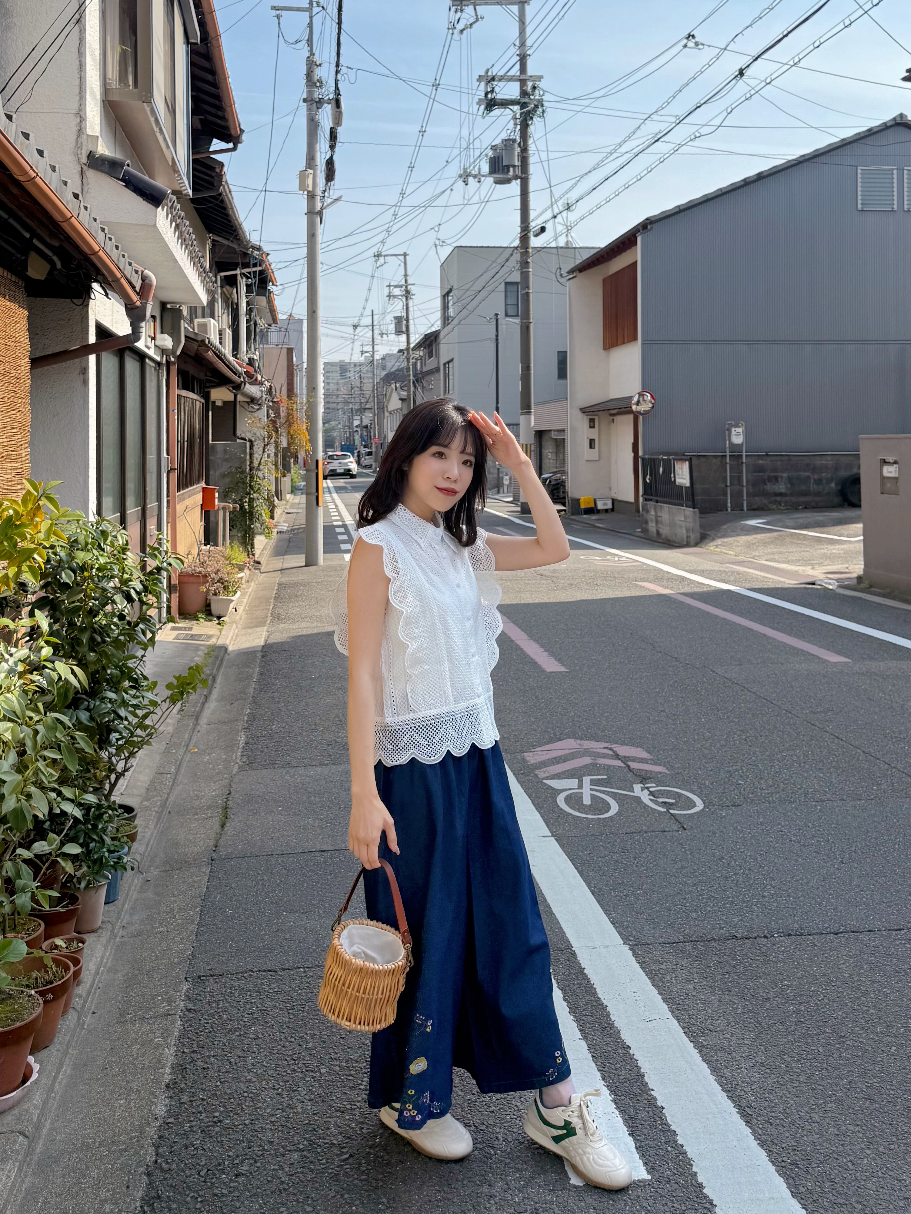 深藍色刺繡闊腳牛仔褲