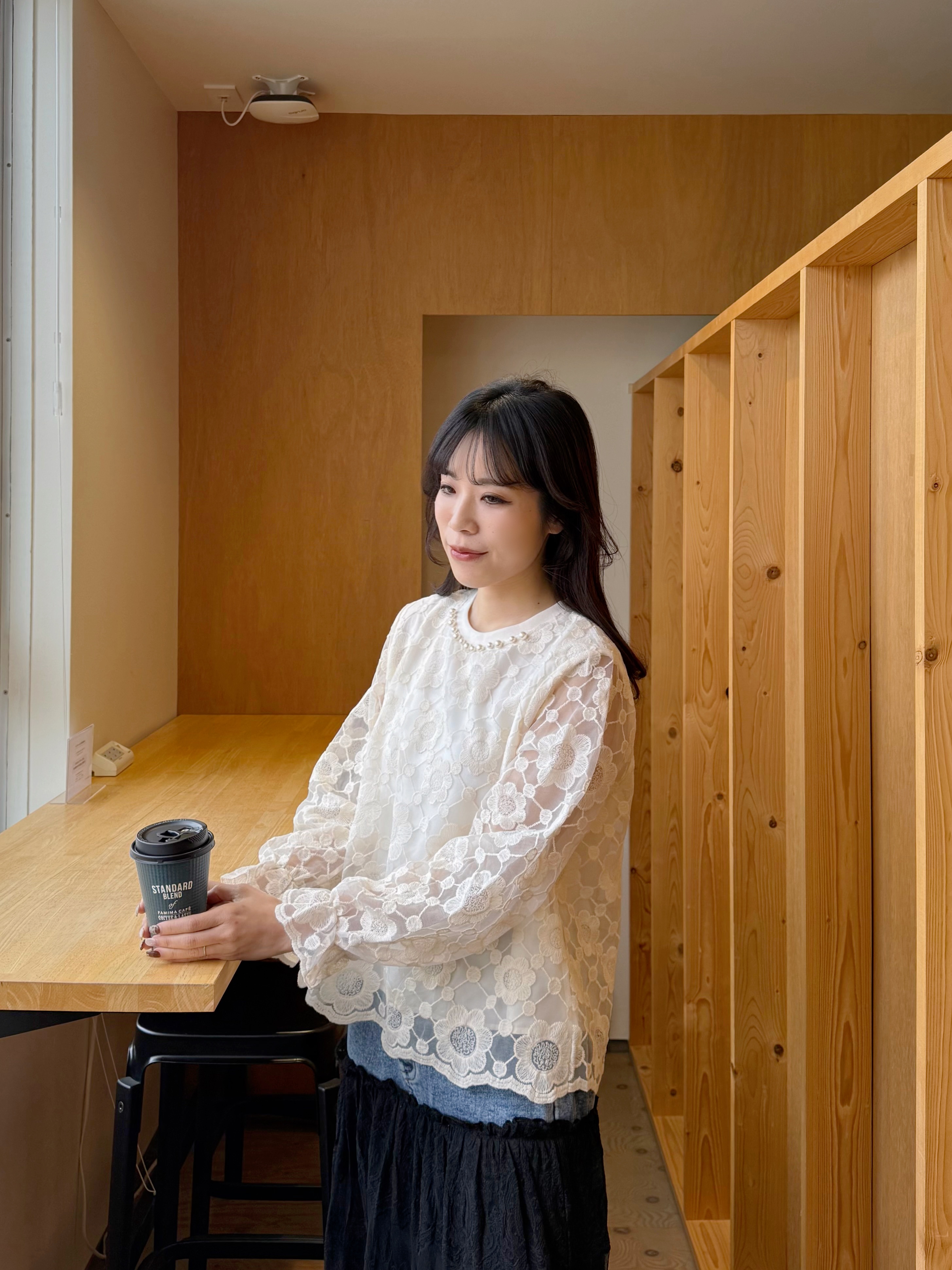 珍珠領波浪蕾絲刺繡上衣