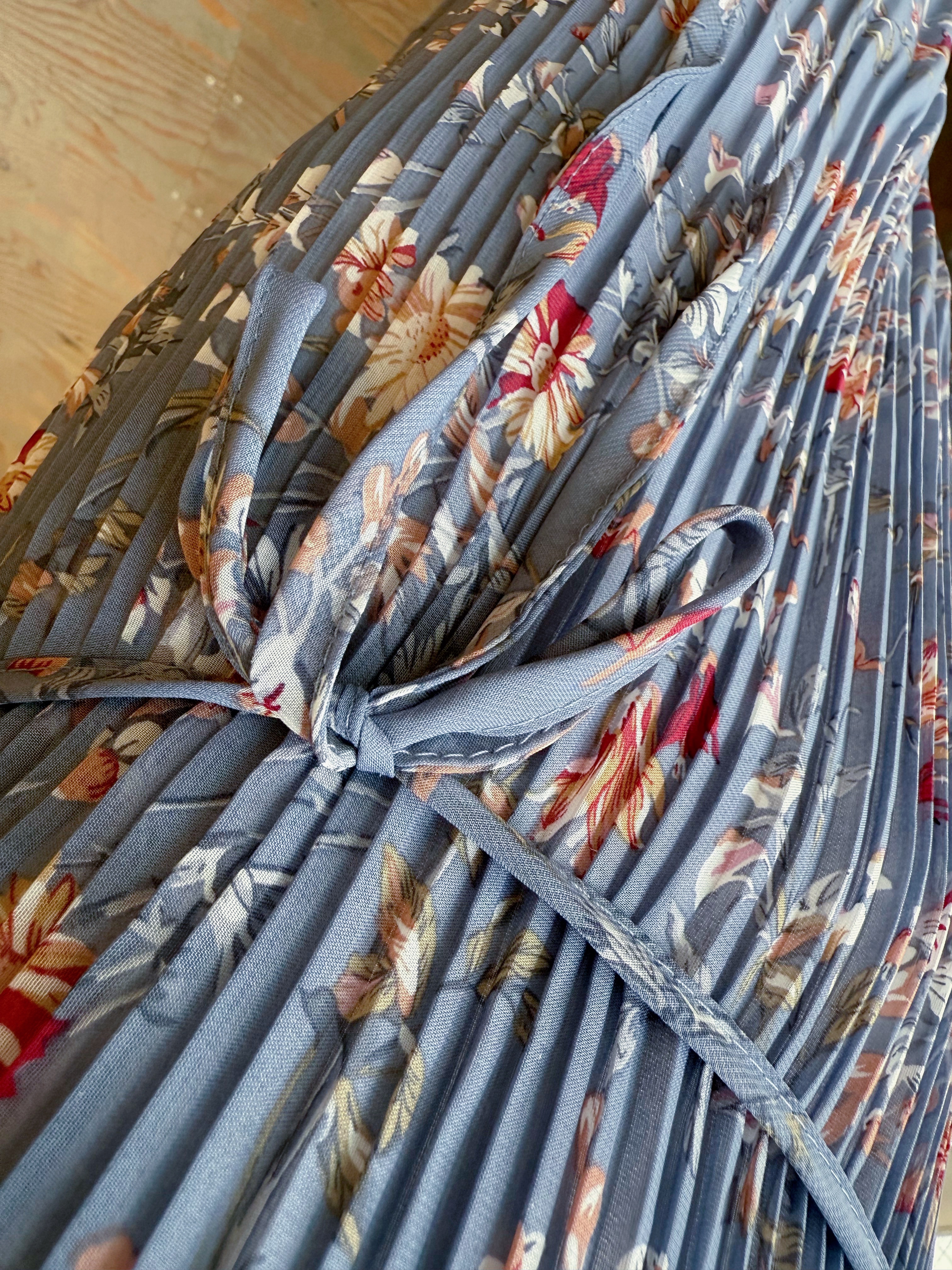 百褶印花雪紡蝴蝶結腰帶連身裙