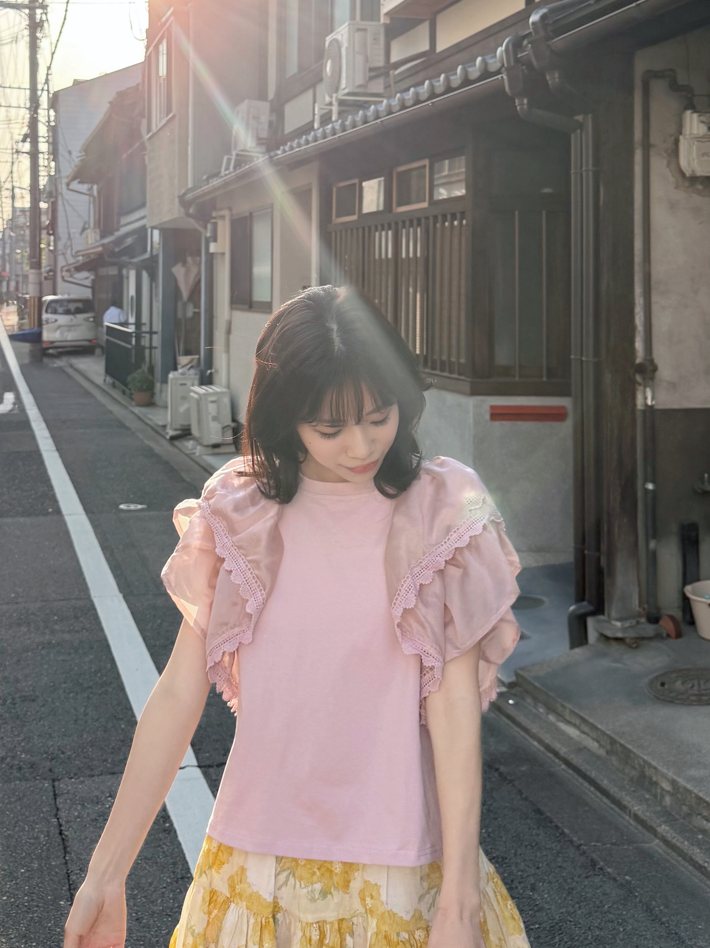 2色•波浪傘袖蕾絲車邊Tee