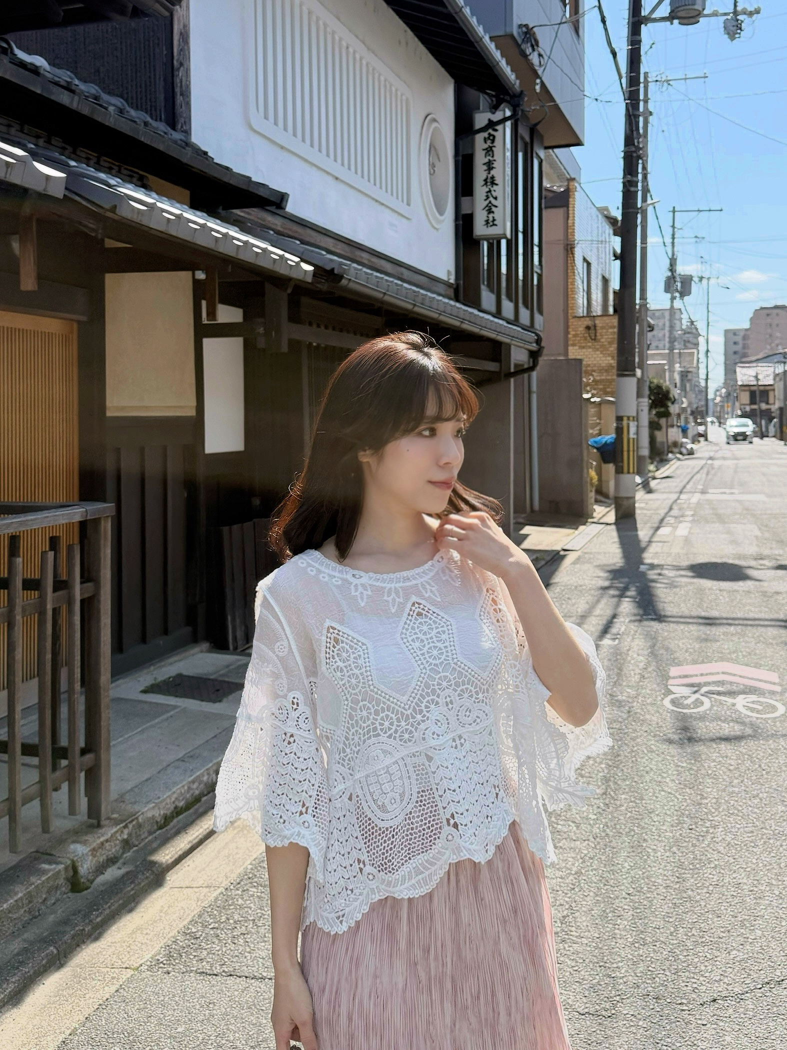 刺繡花傘袖鏤空上衣