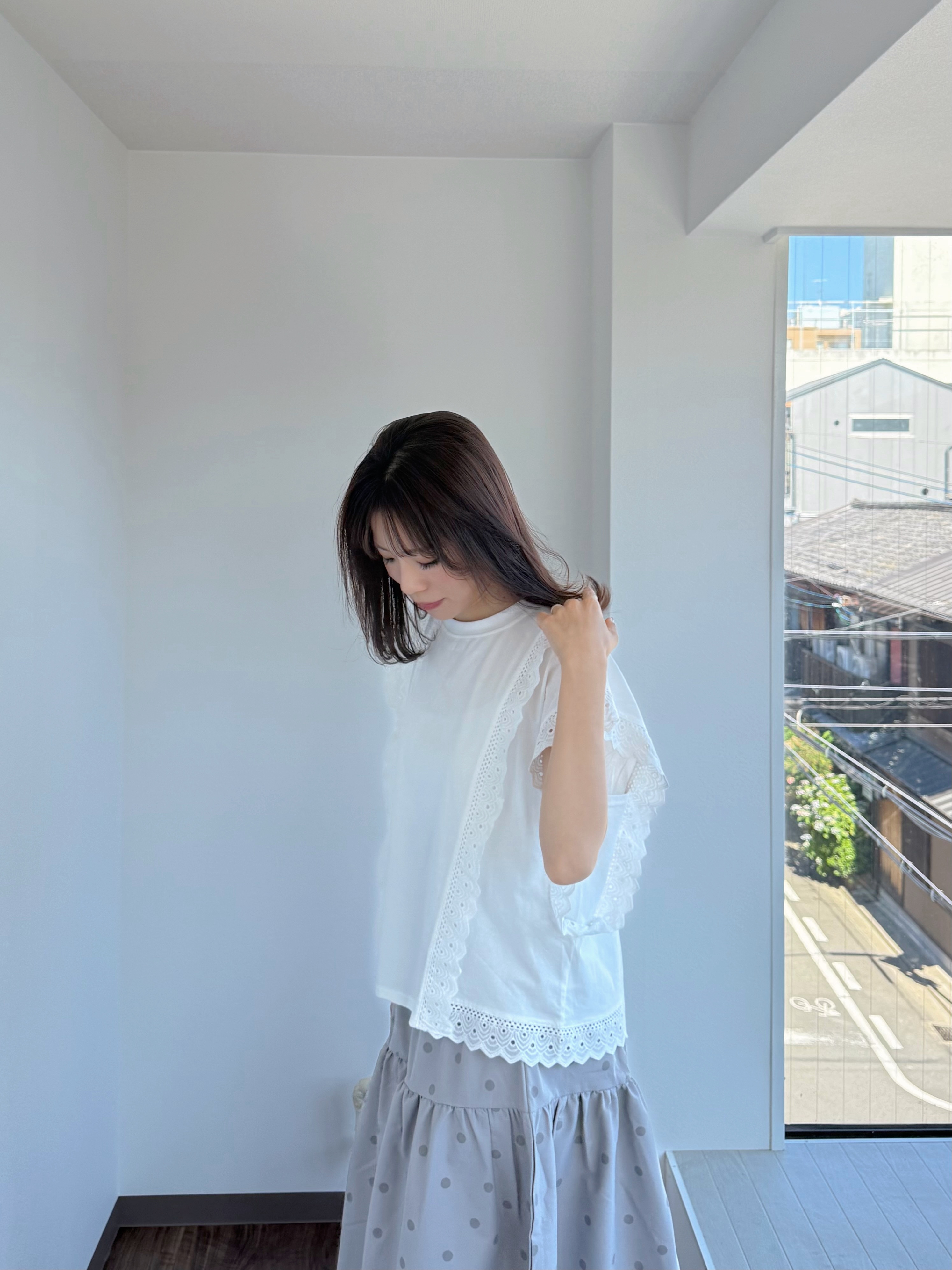2色•蕾絲車邊斜袖Tee