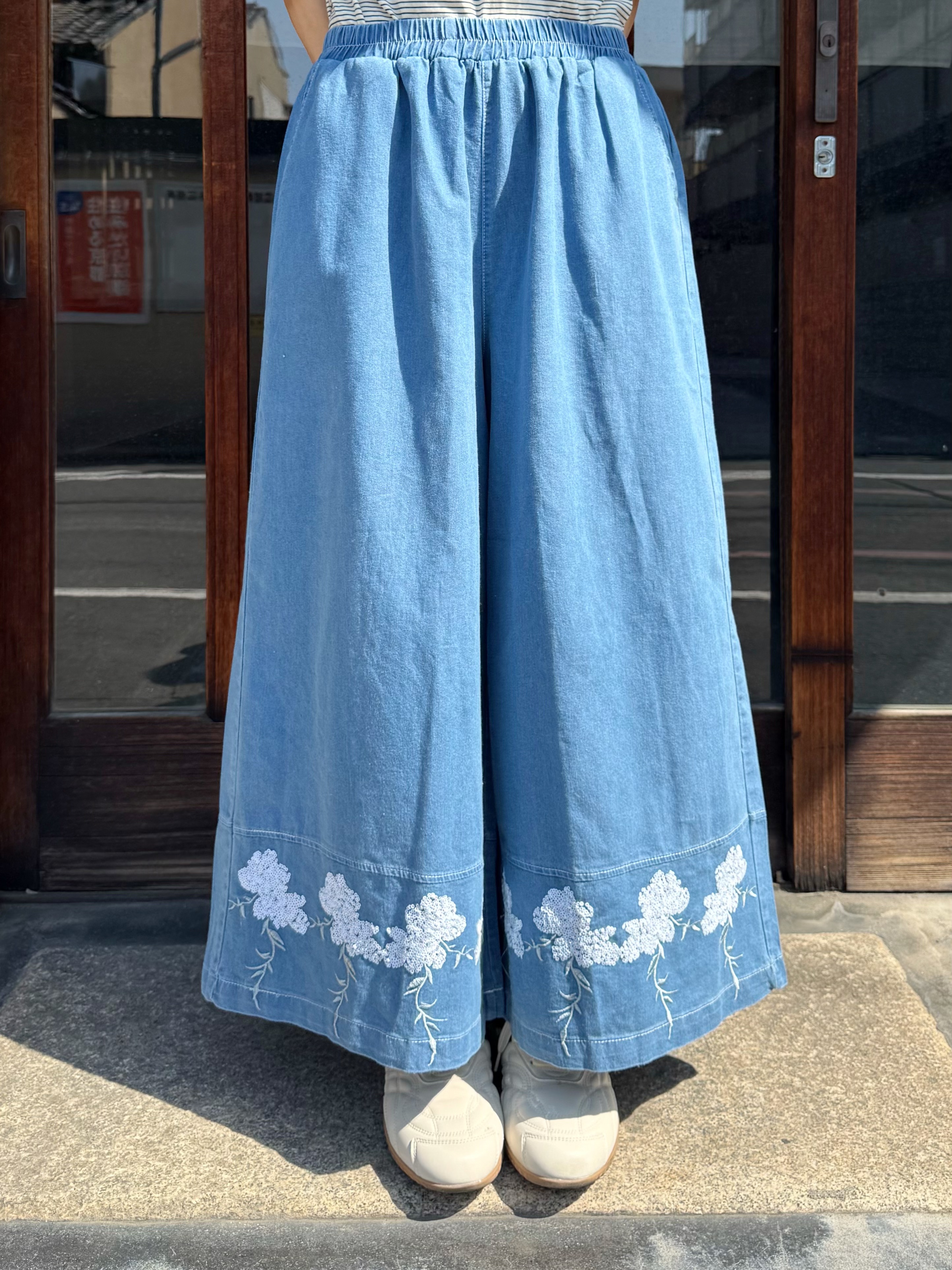 2色•刺繡珠片花薄牛仔闊腳褲