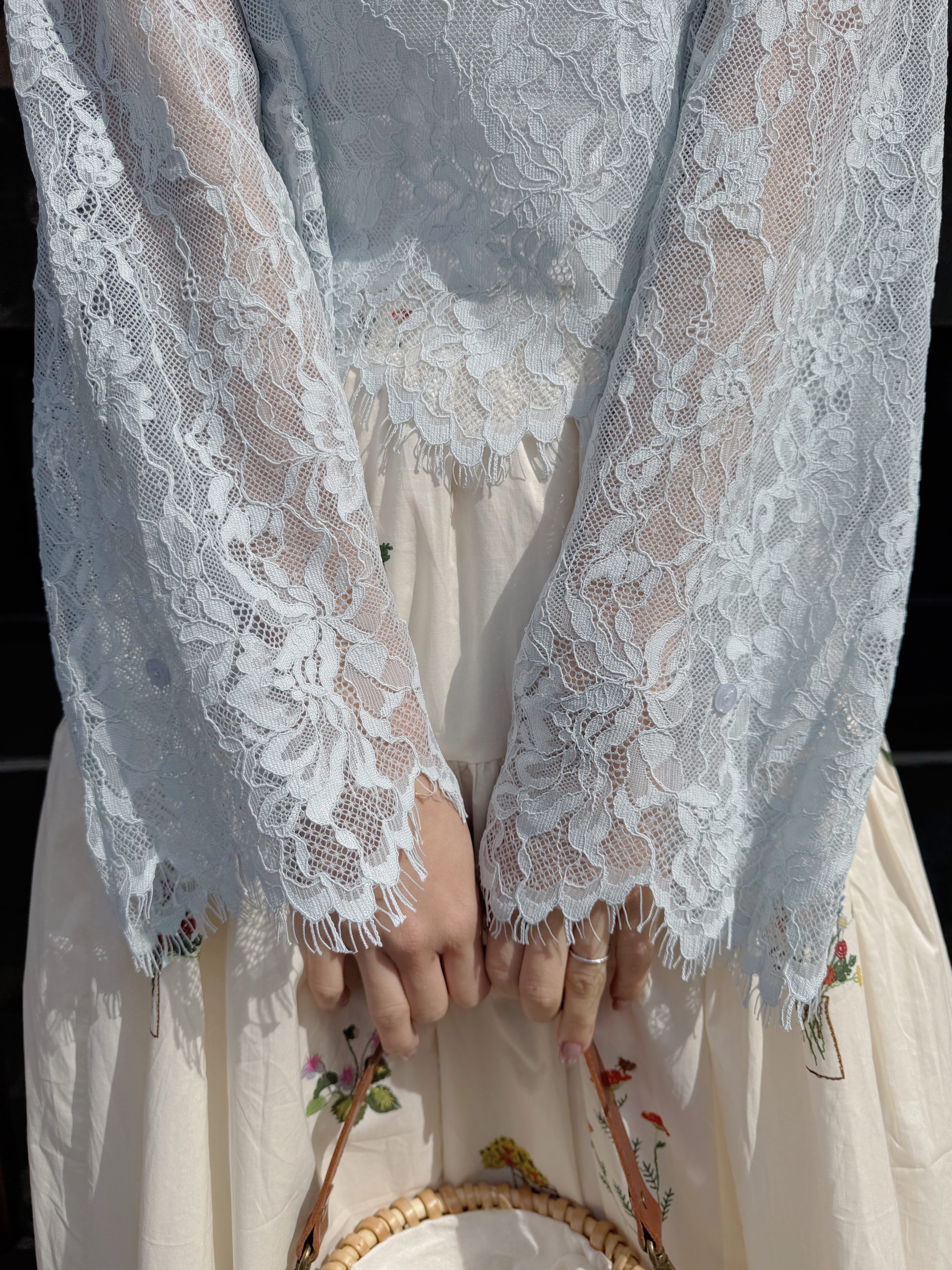 蕾絲喇叭袖上衣