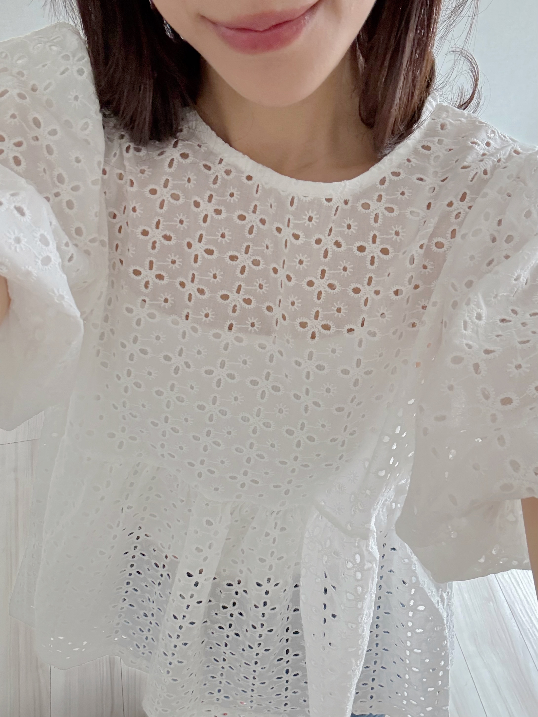 2色•泡泡袖刺繡鏤空綿上衣