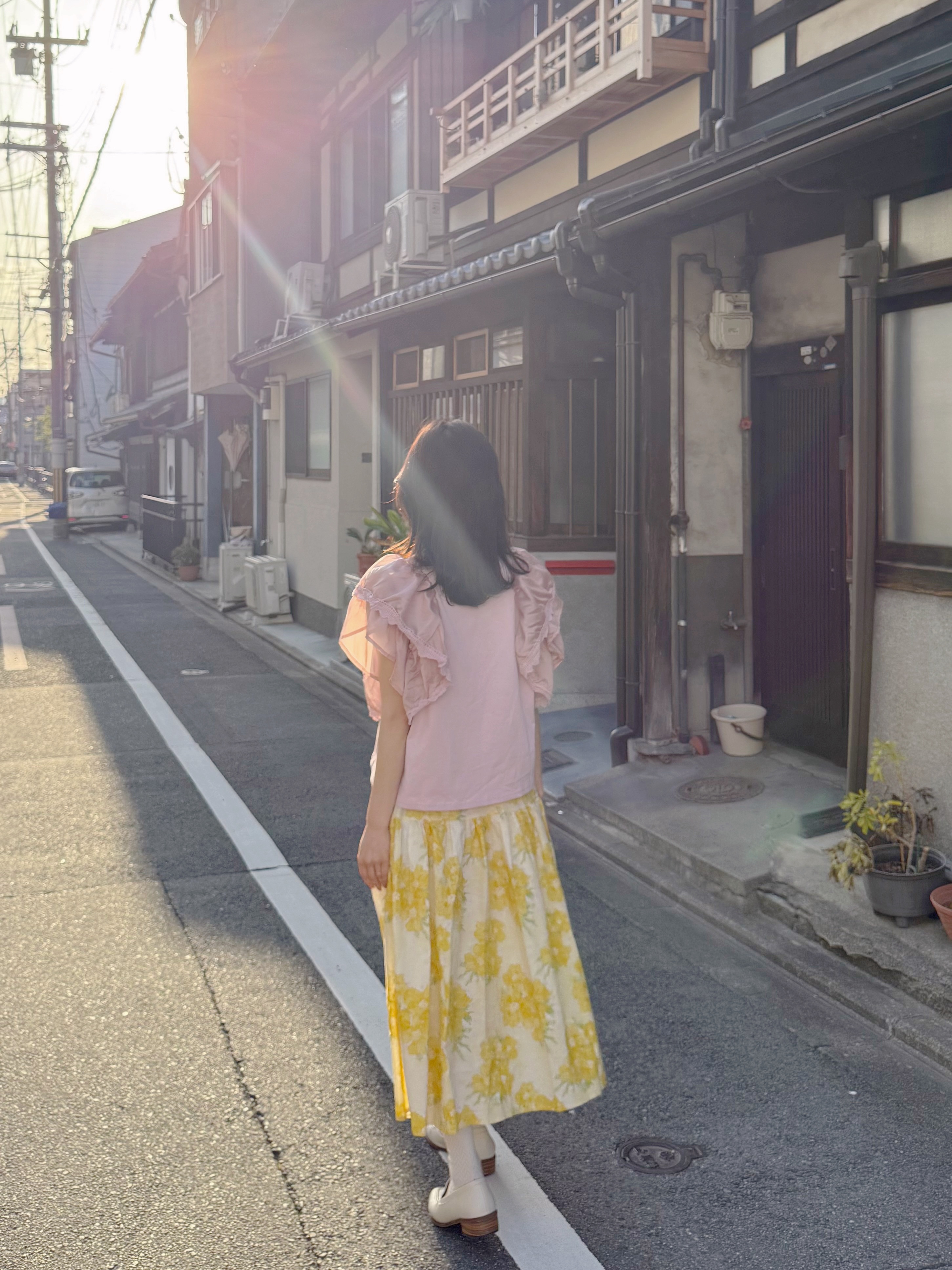2色•波浪傘袖蕾絲車邊Tee