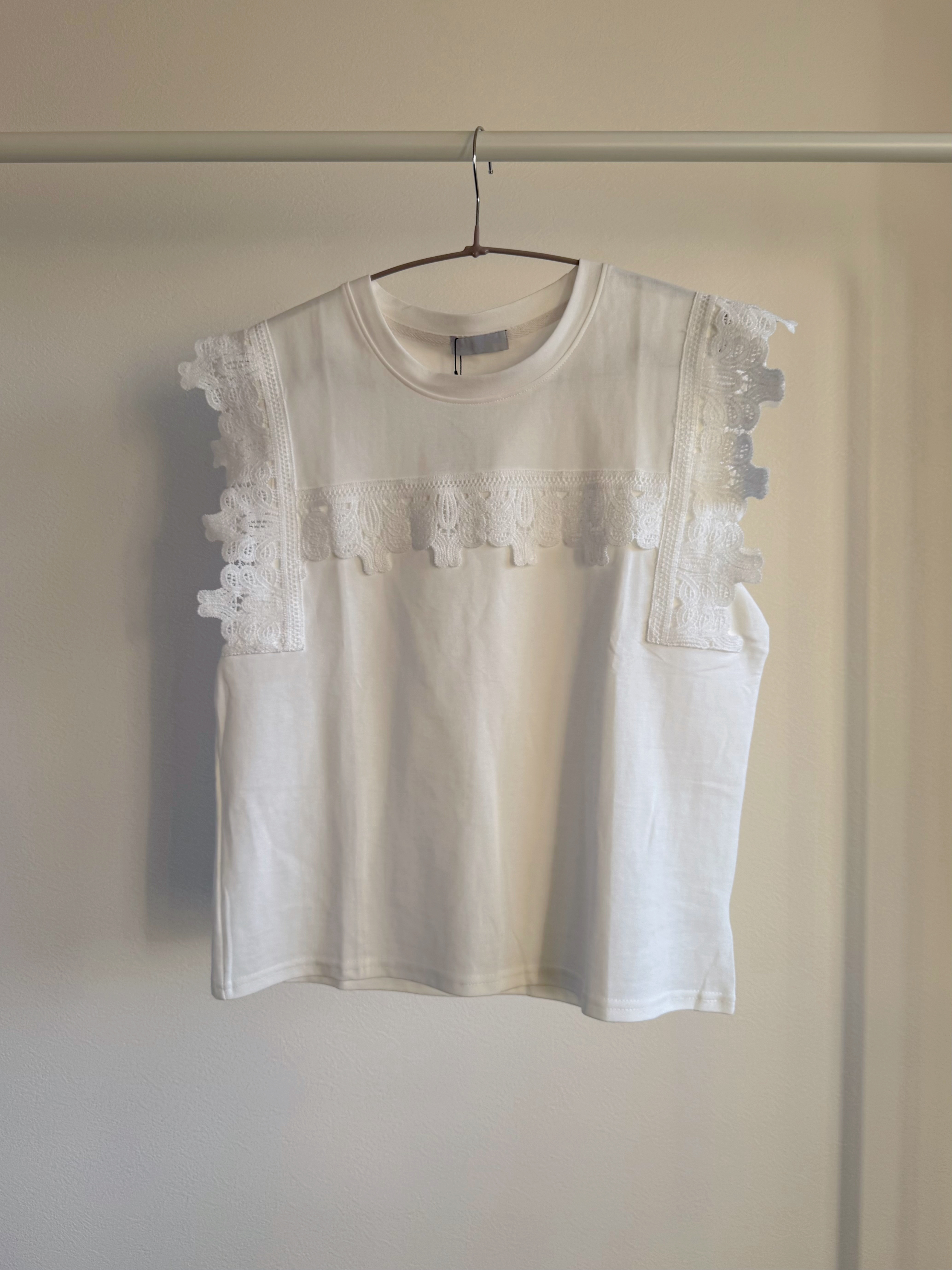 白色蕾絲車邊Tee