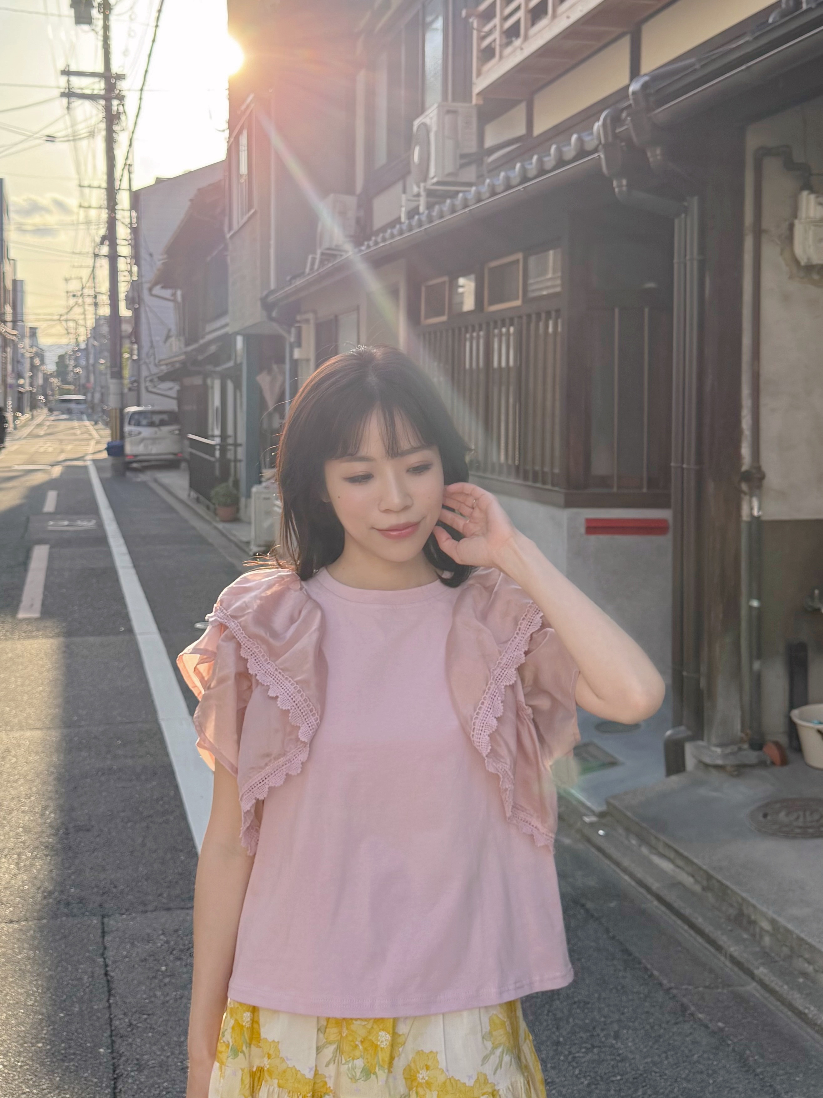 2色•波浪傘袖蕾絲車邊Tee