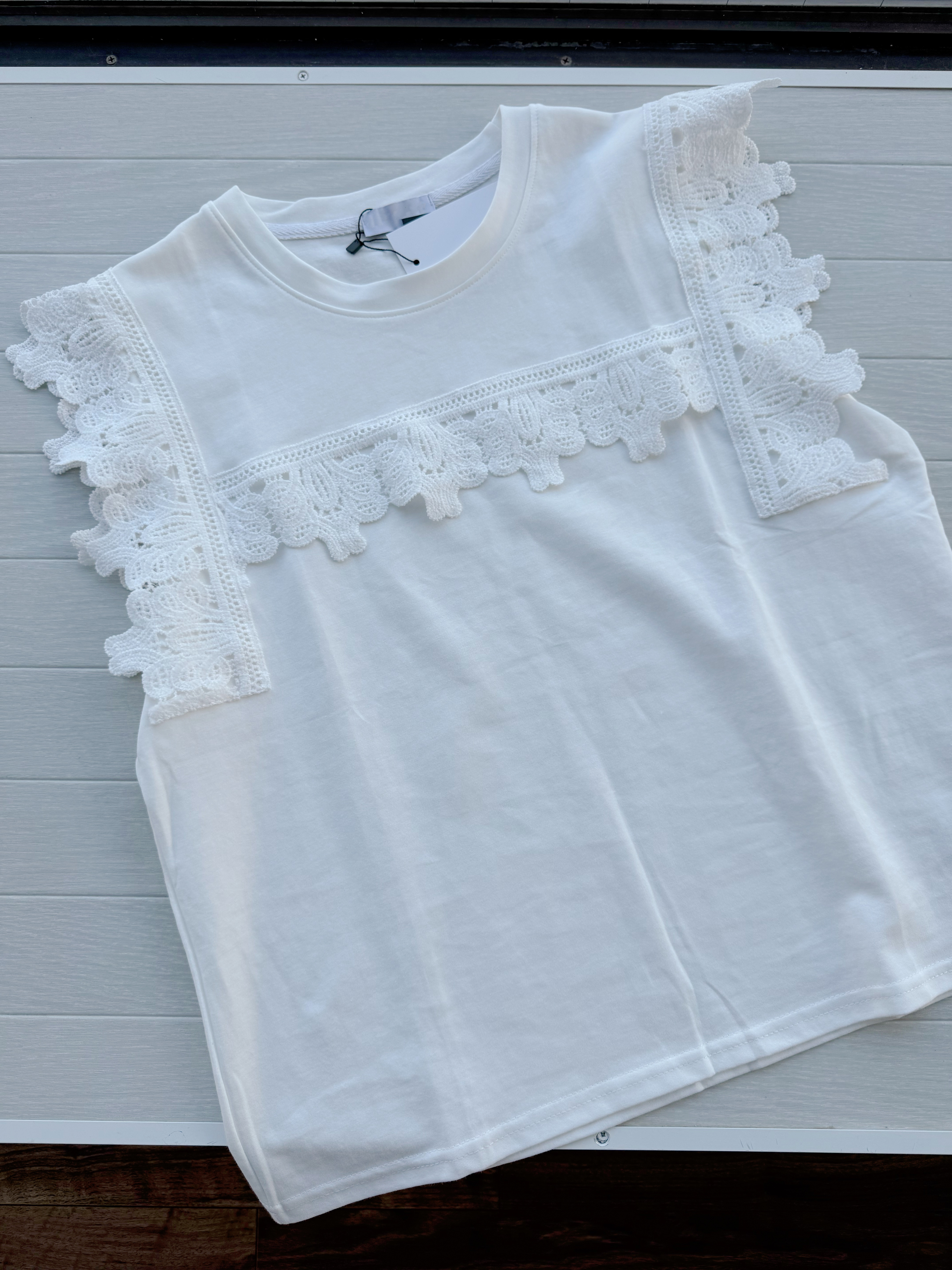 白色蕾絲車邊Tee