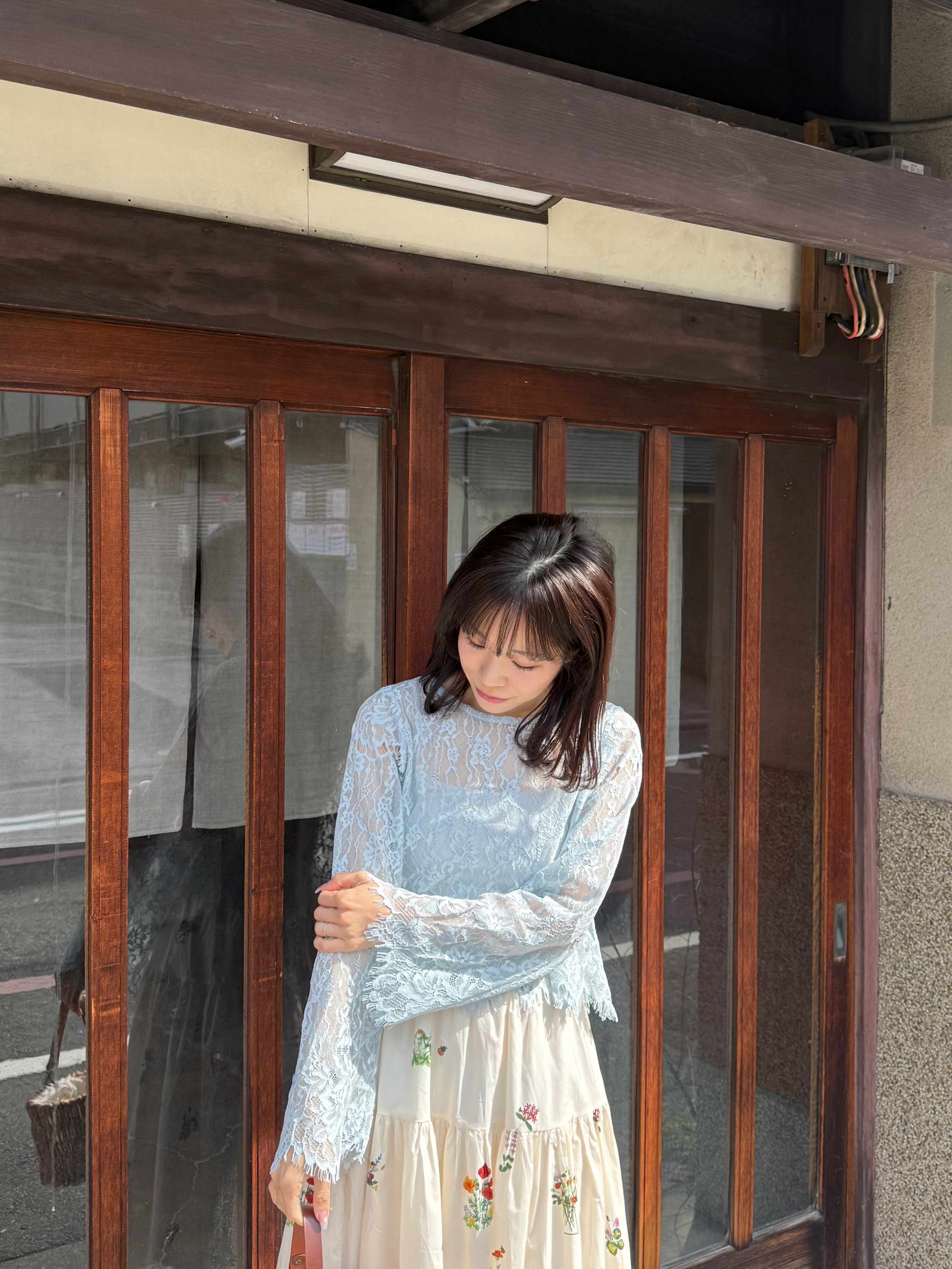 蕾絲喇叭袖上衣