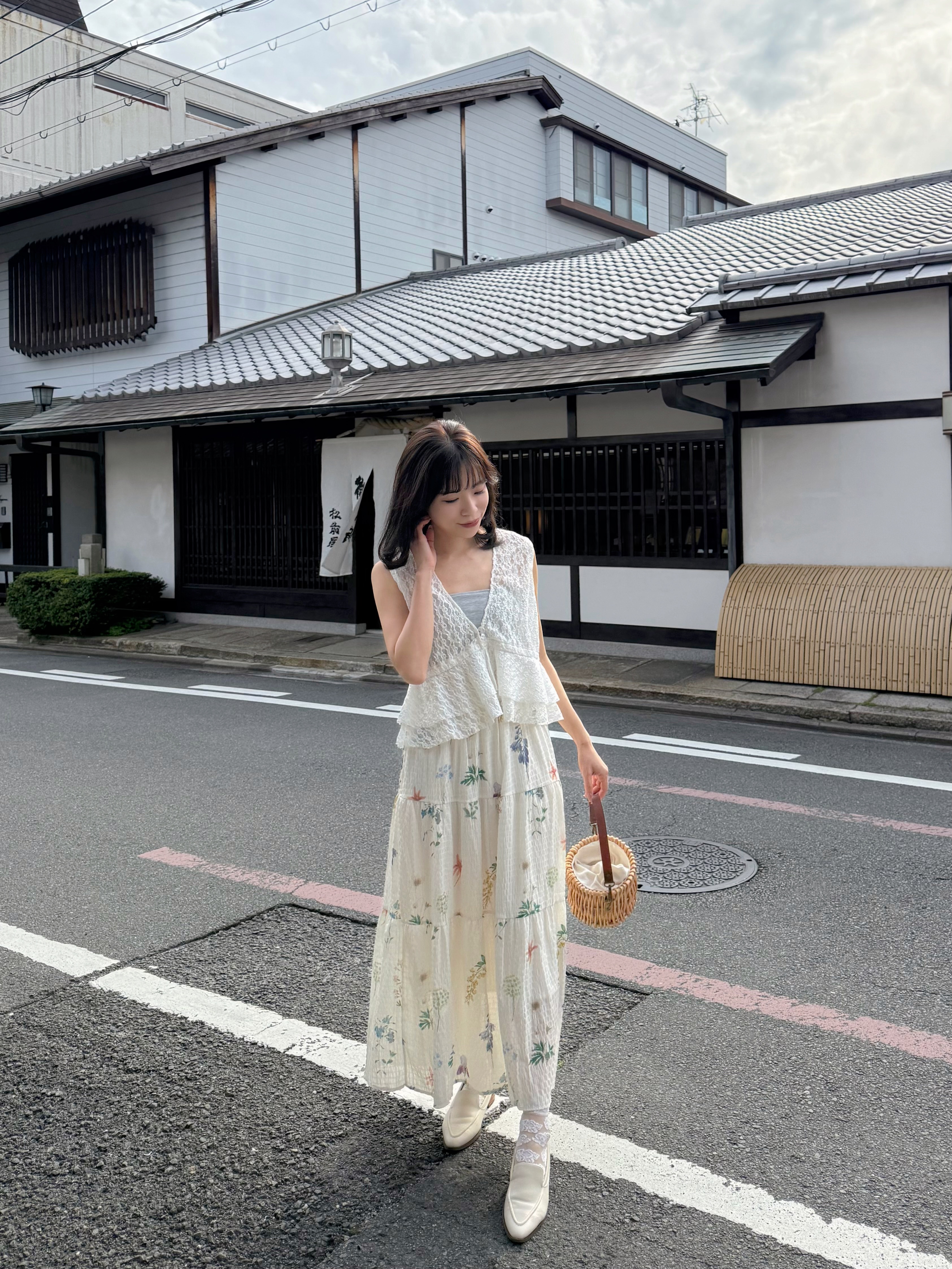 V領蕾絲波浪擺背心