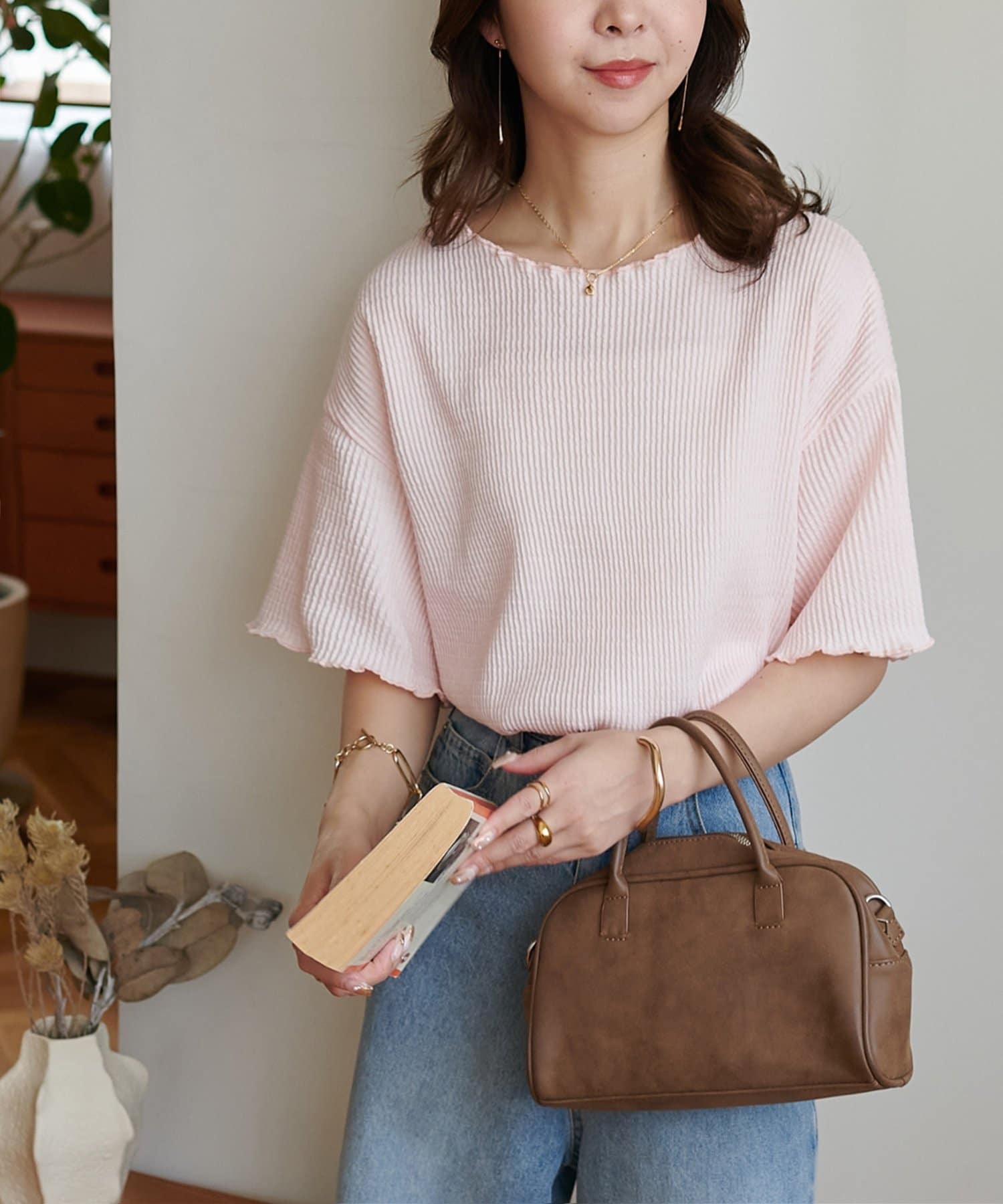 暗直條壓紋木耳邊寬領Tee