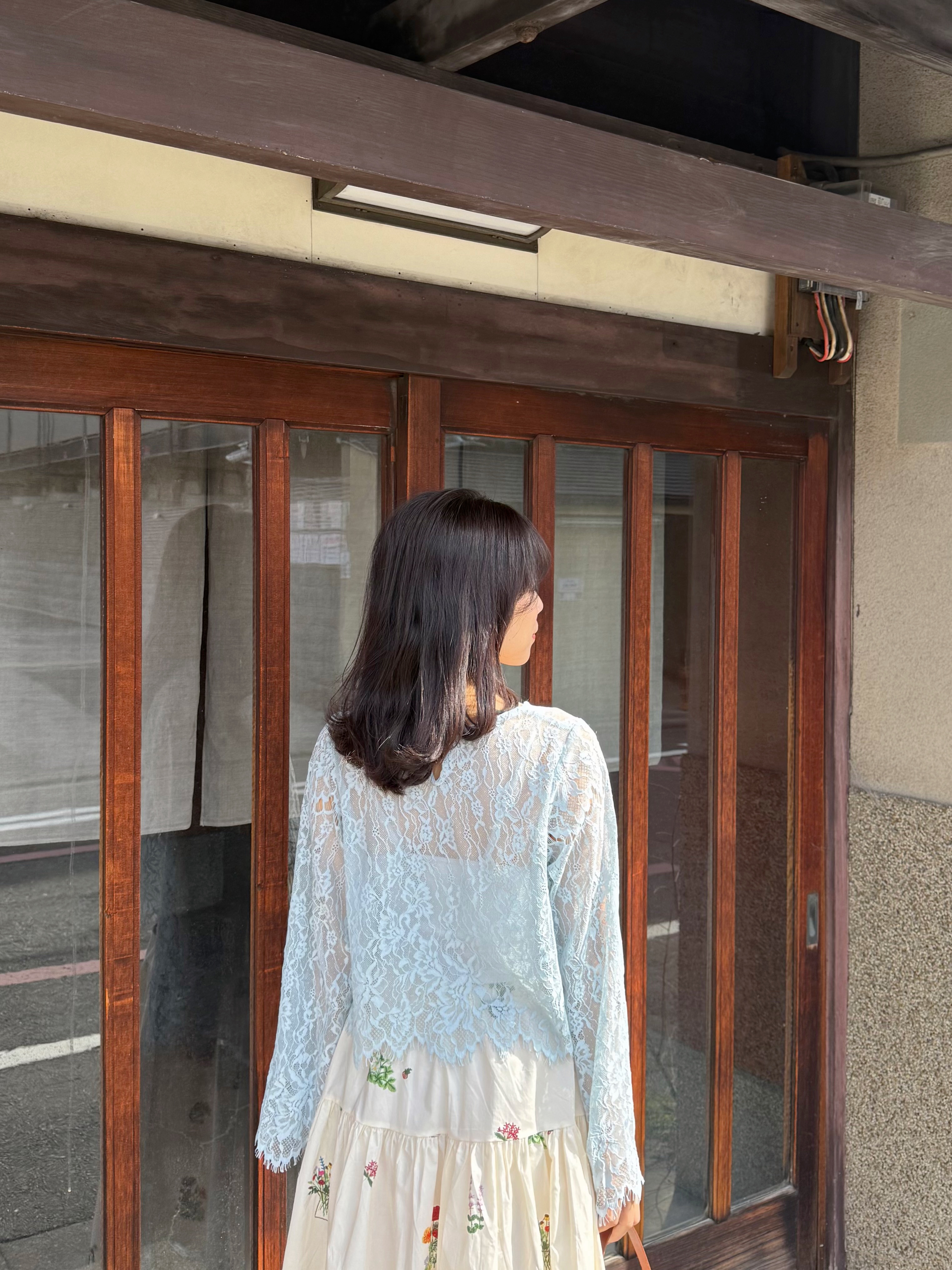 蕾絲喇叭袖上衣