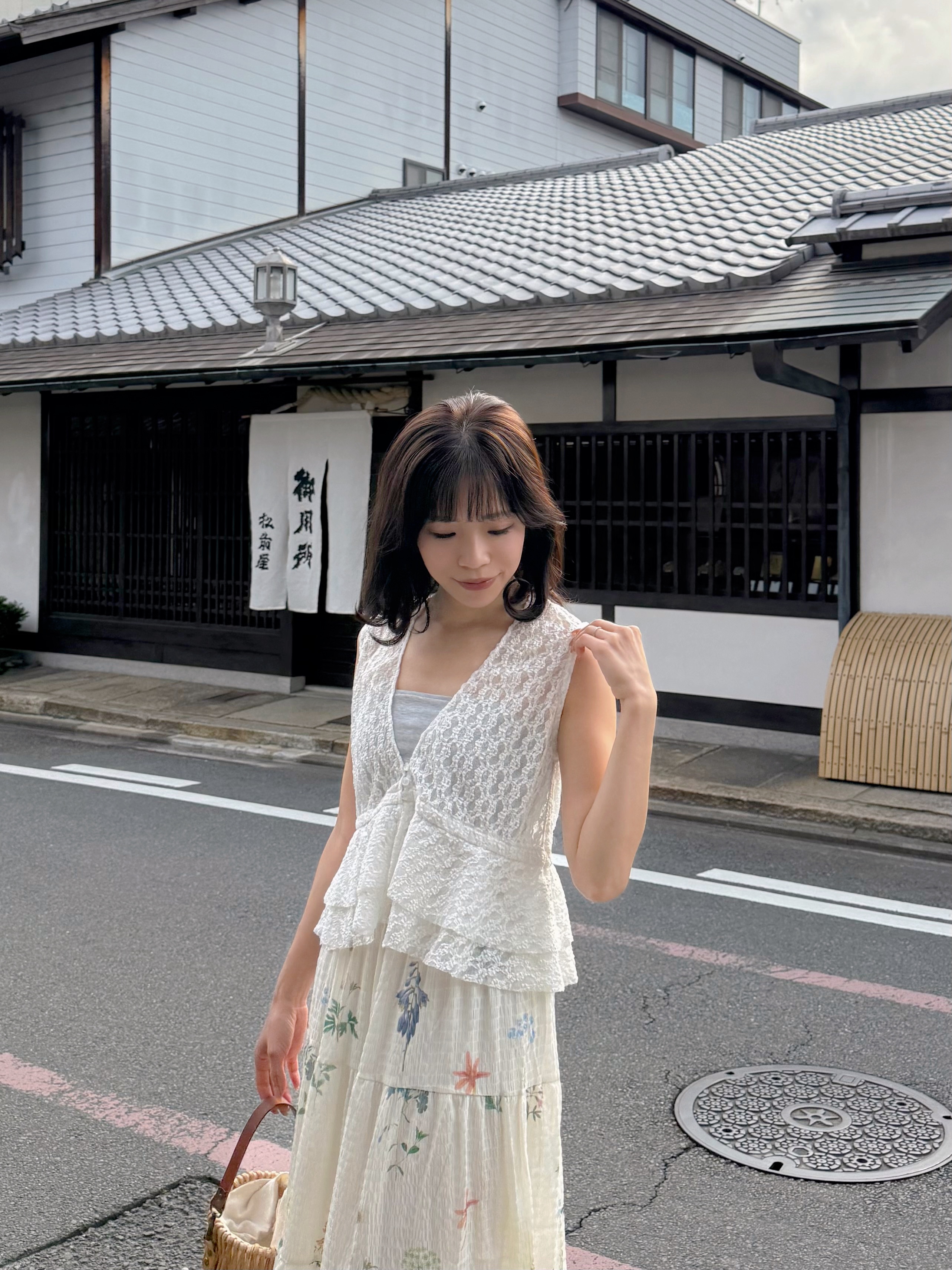 V領蕾絲波浪擺背心