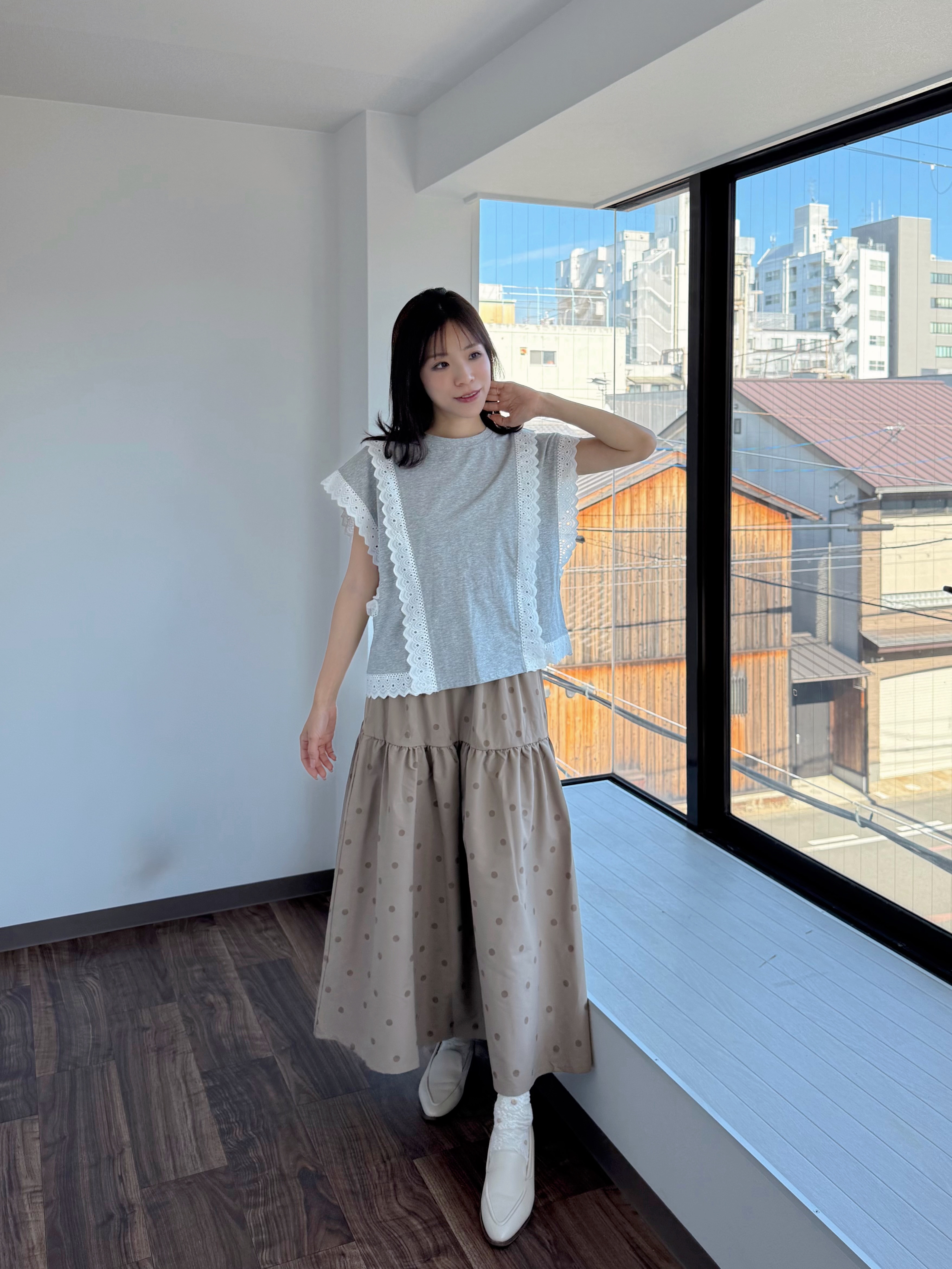 2色•蕾絲車邊斜袖Tee