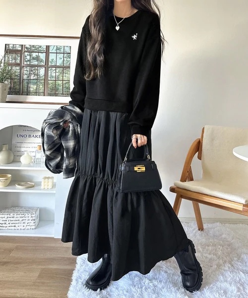 胸前刺繡拼接連身裙