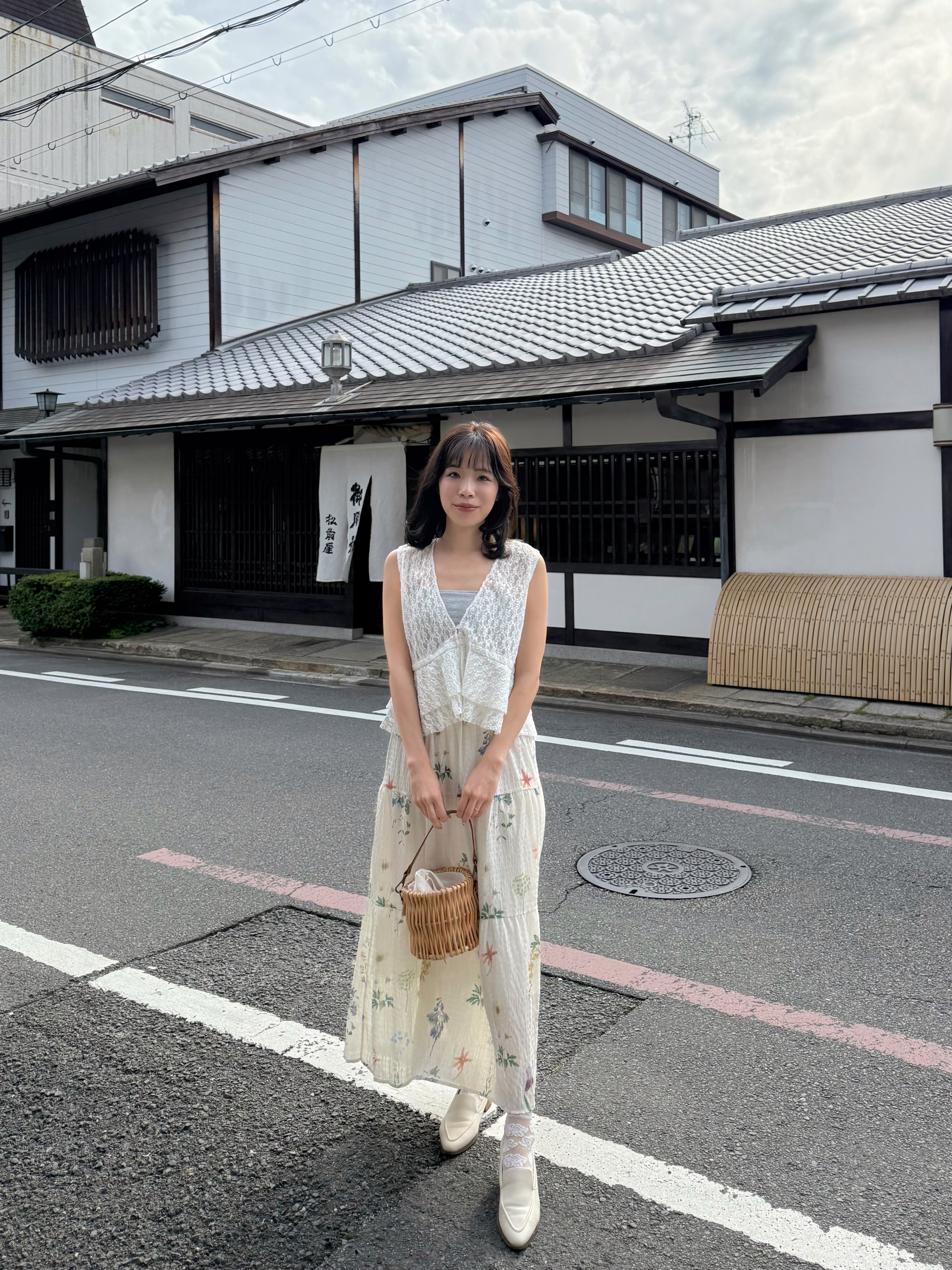 V領蕾絲波浪擺背心