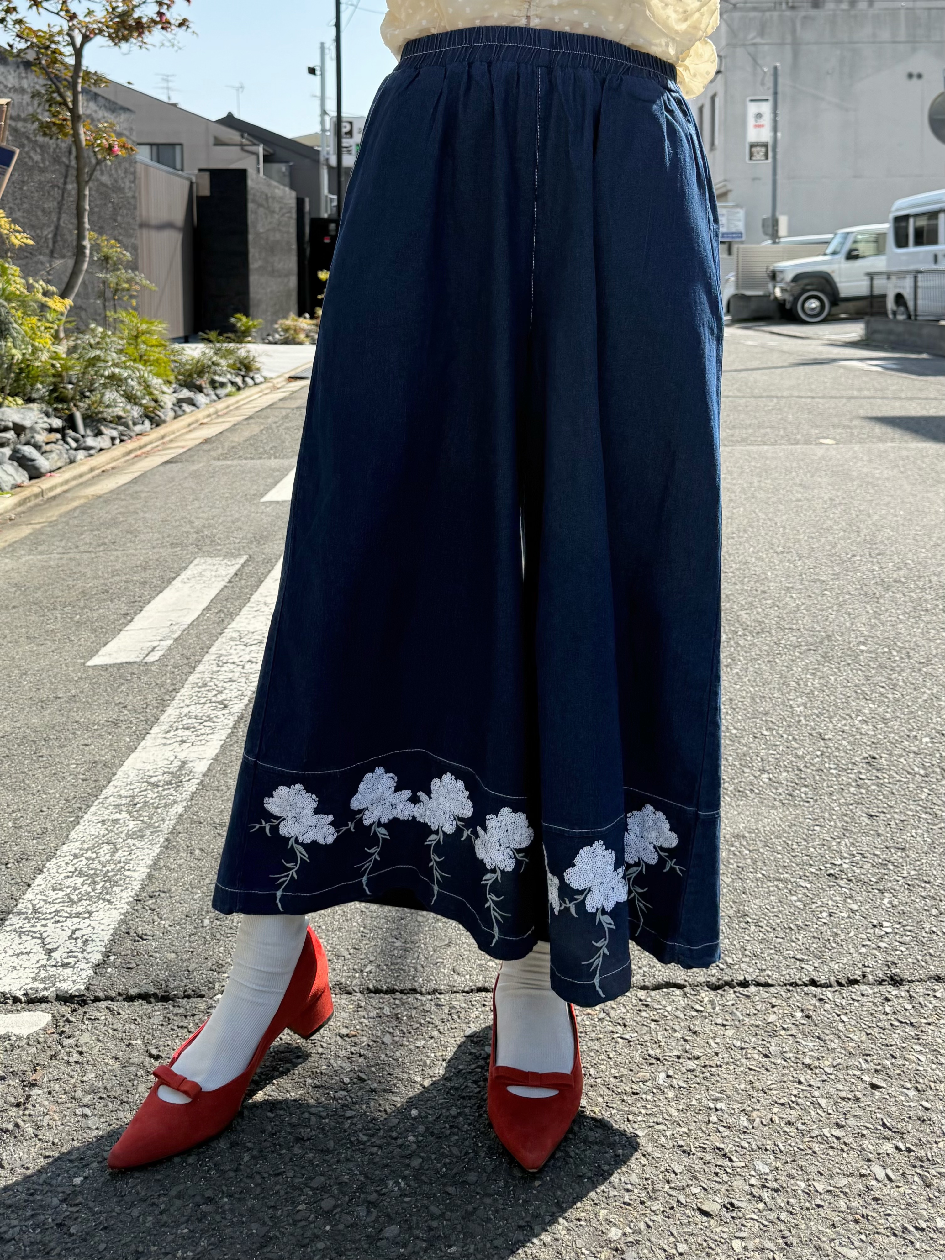 2色•刺繡珠片花薄牛仔闊腳褲