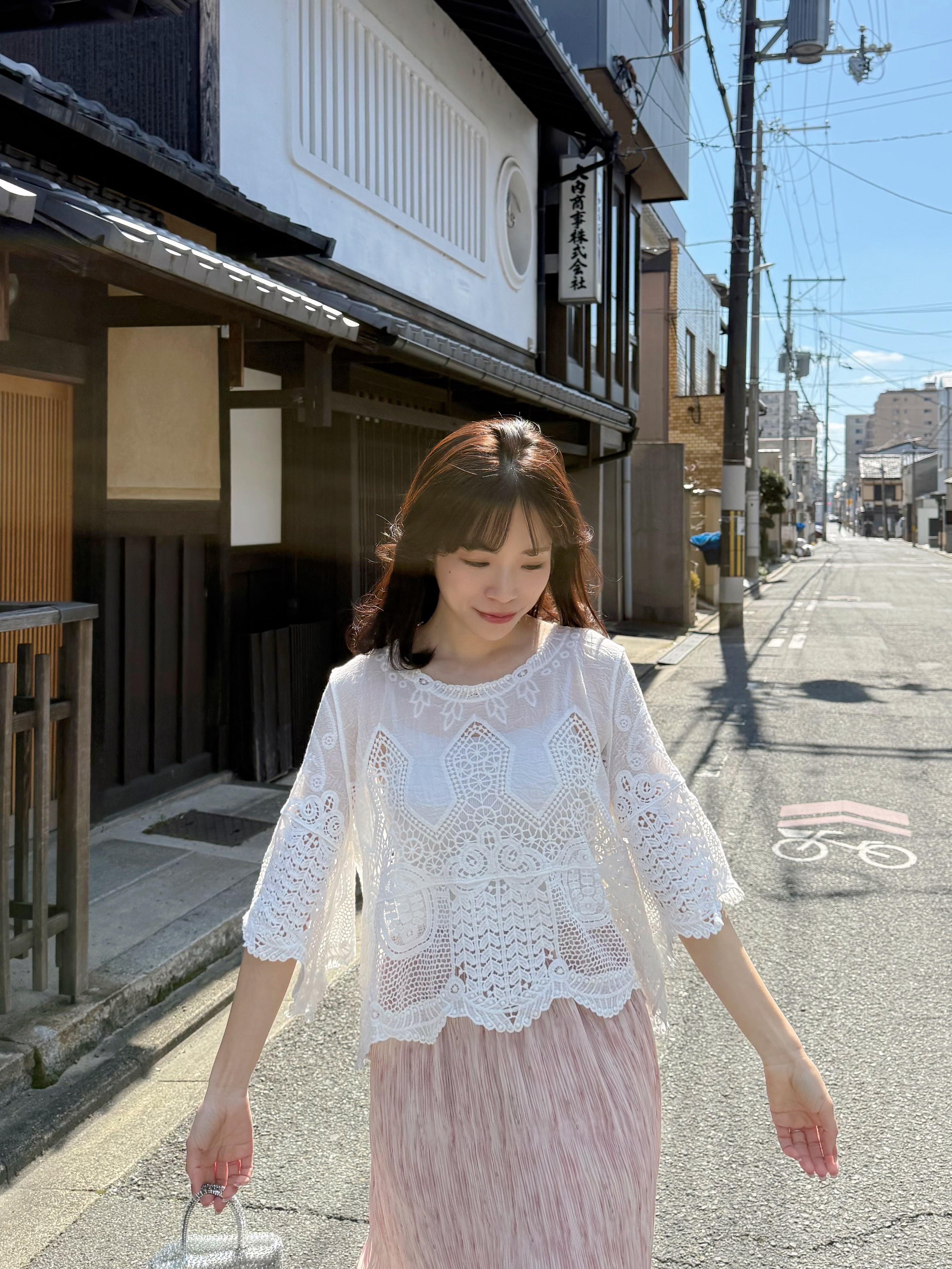 刺繡花傘袖鏤空上衣