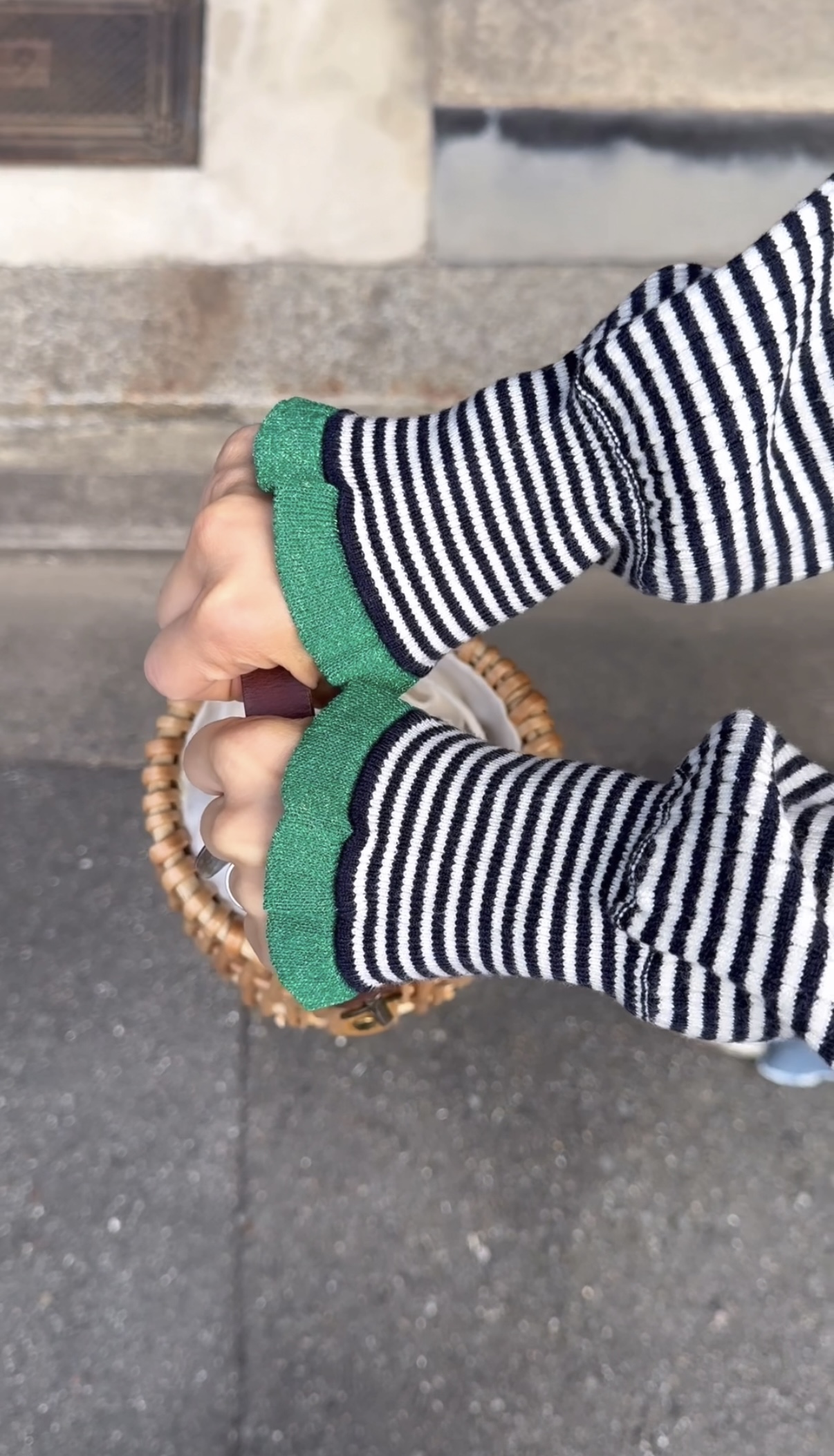 14色•領位微閃拼色泡泡袖針織上衣