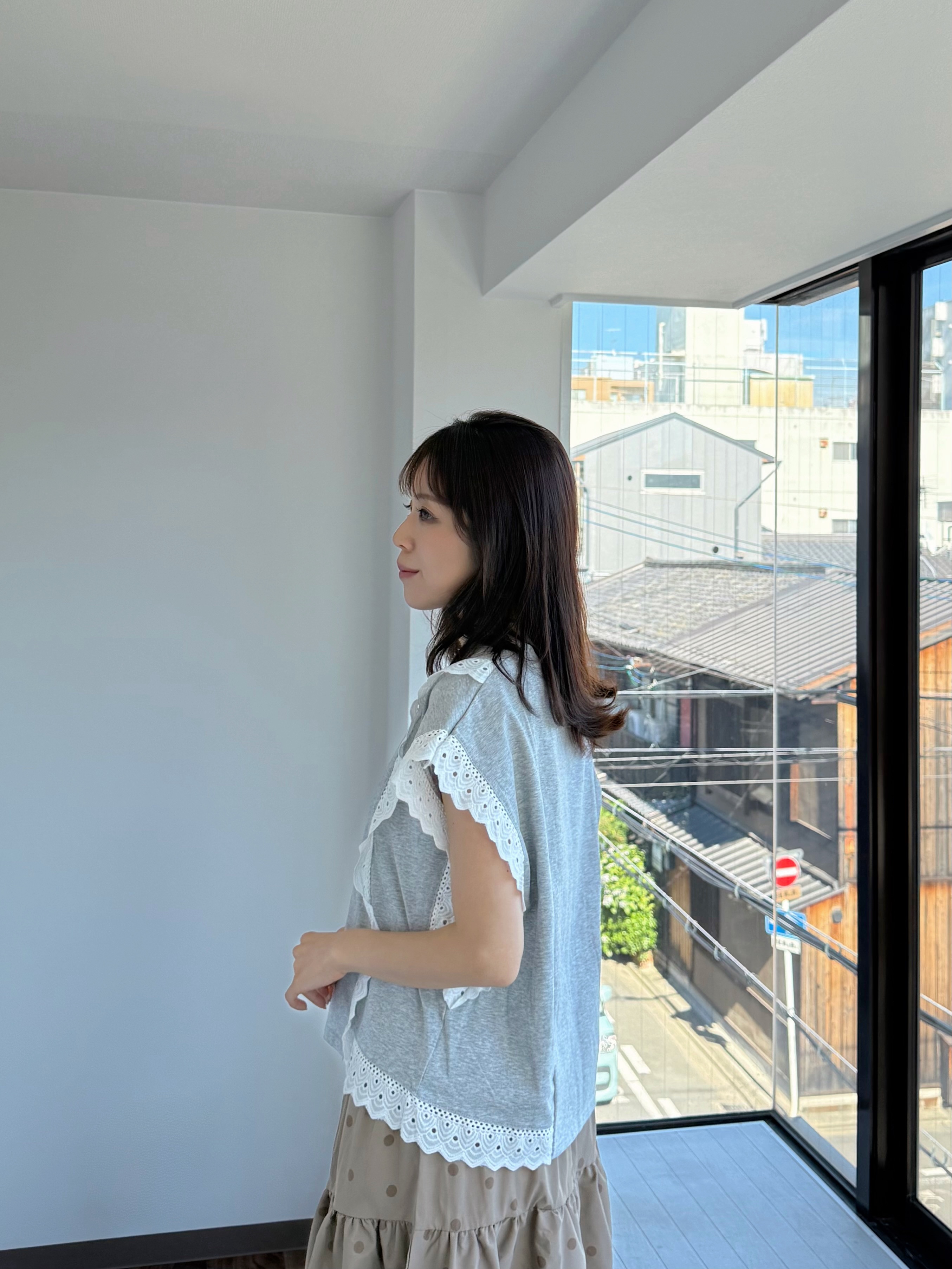2色•蕾絲車邊斜袖Tee