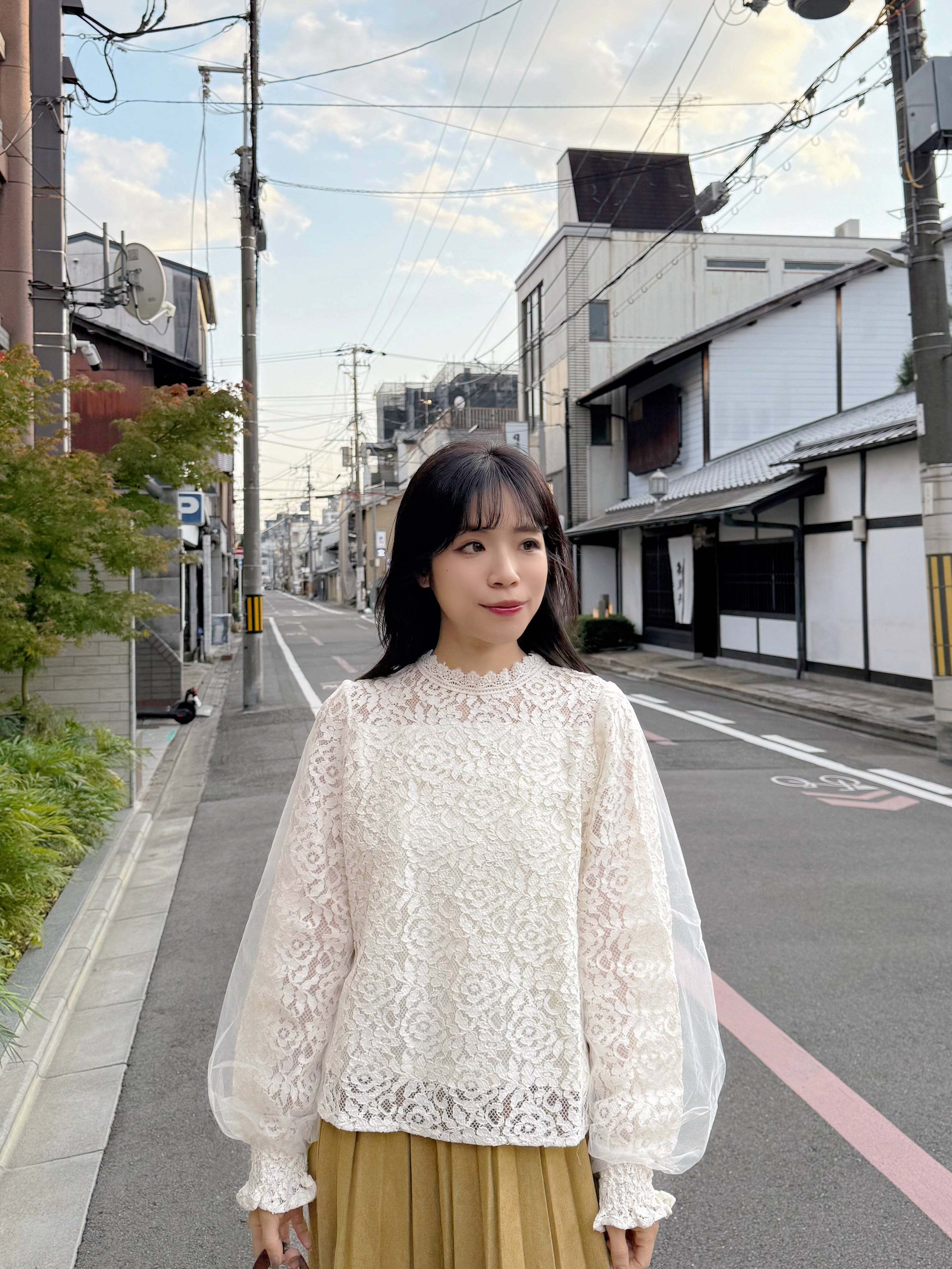 紗紗泡泡袖蕾絲上衣