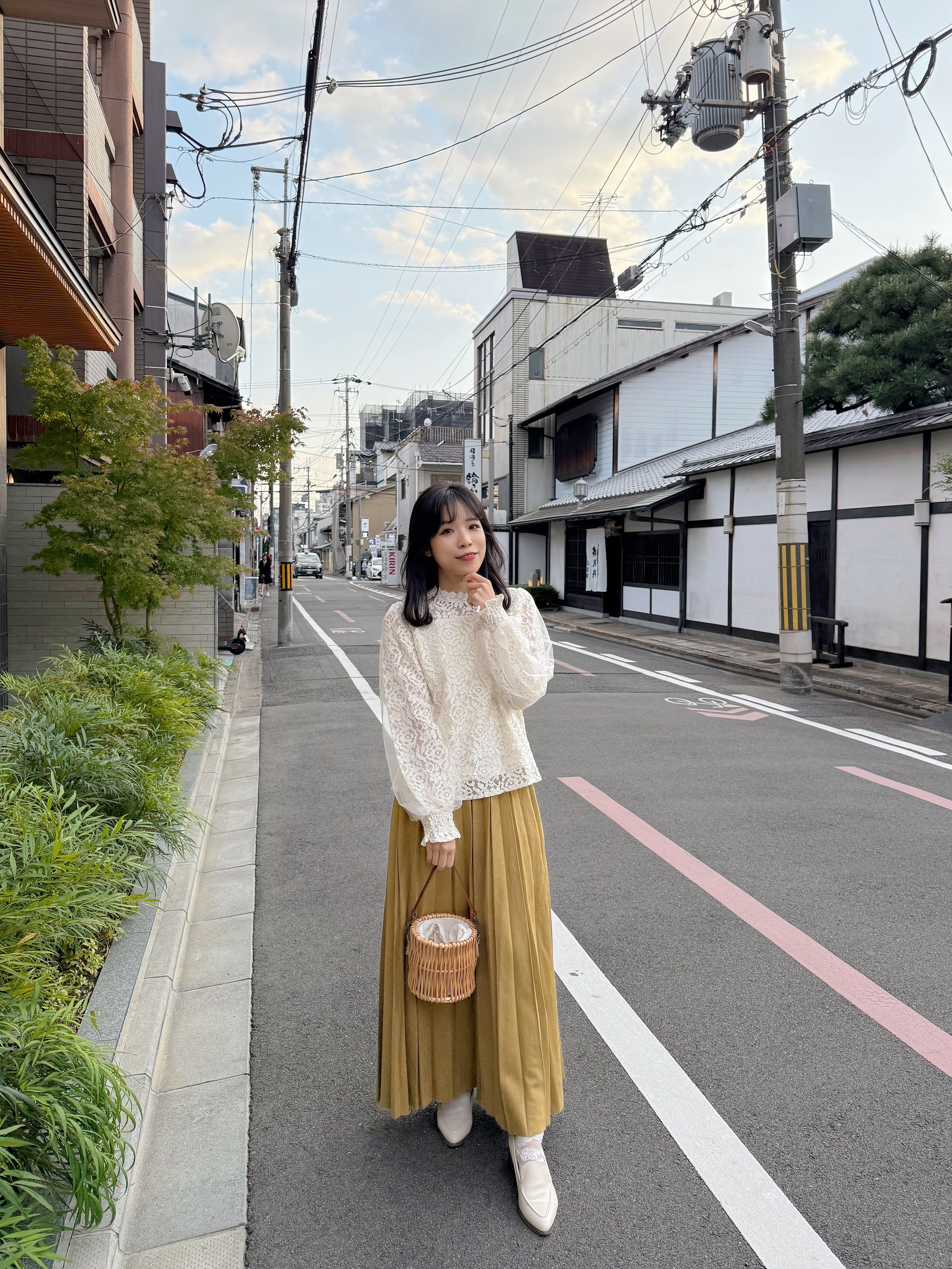 3色•紗紗泡泡袖蕾絲上衣