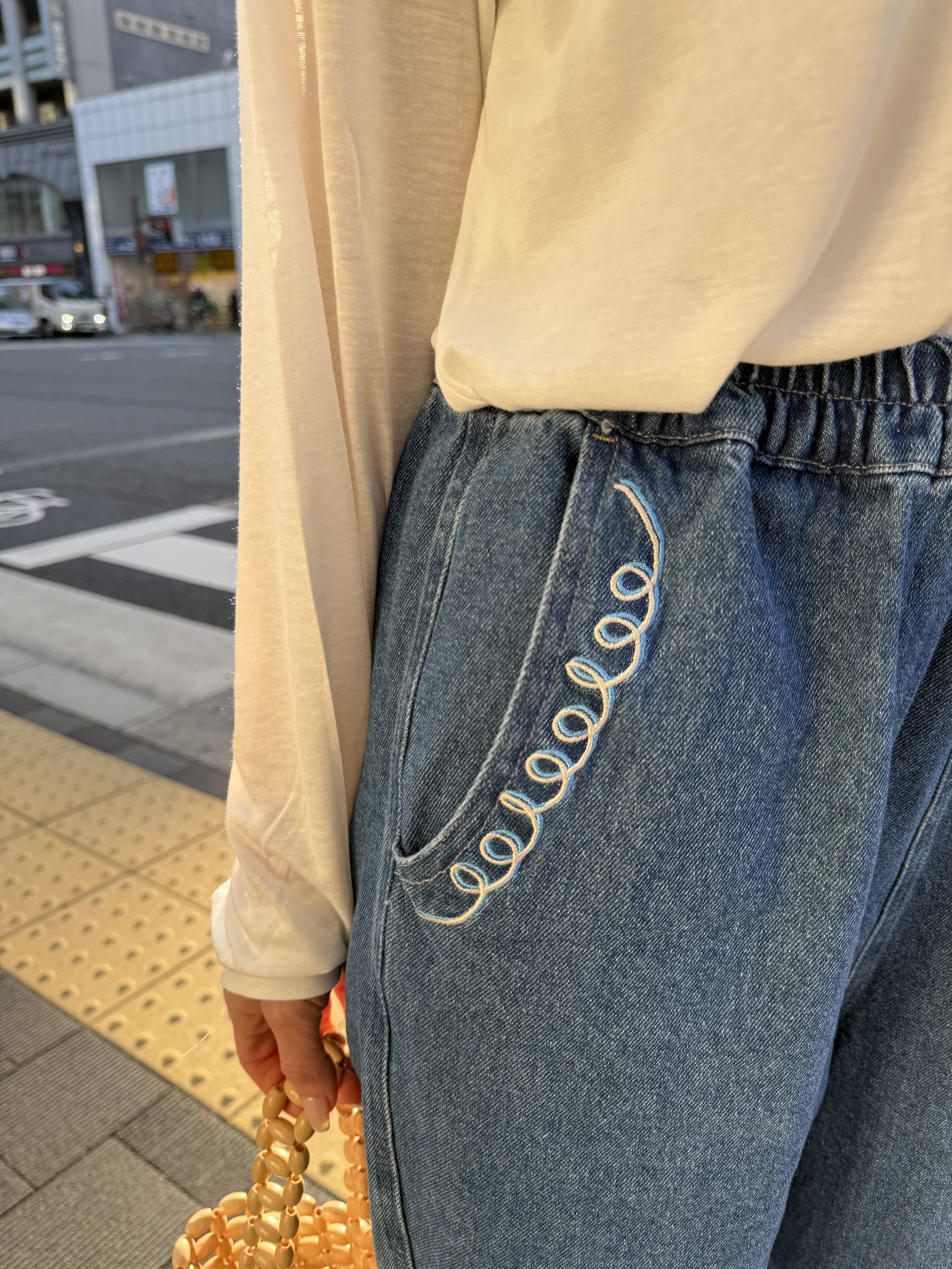 刺繡袋口牛仔褲