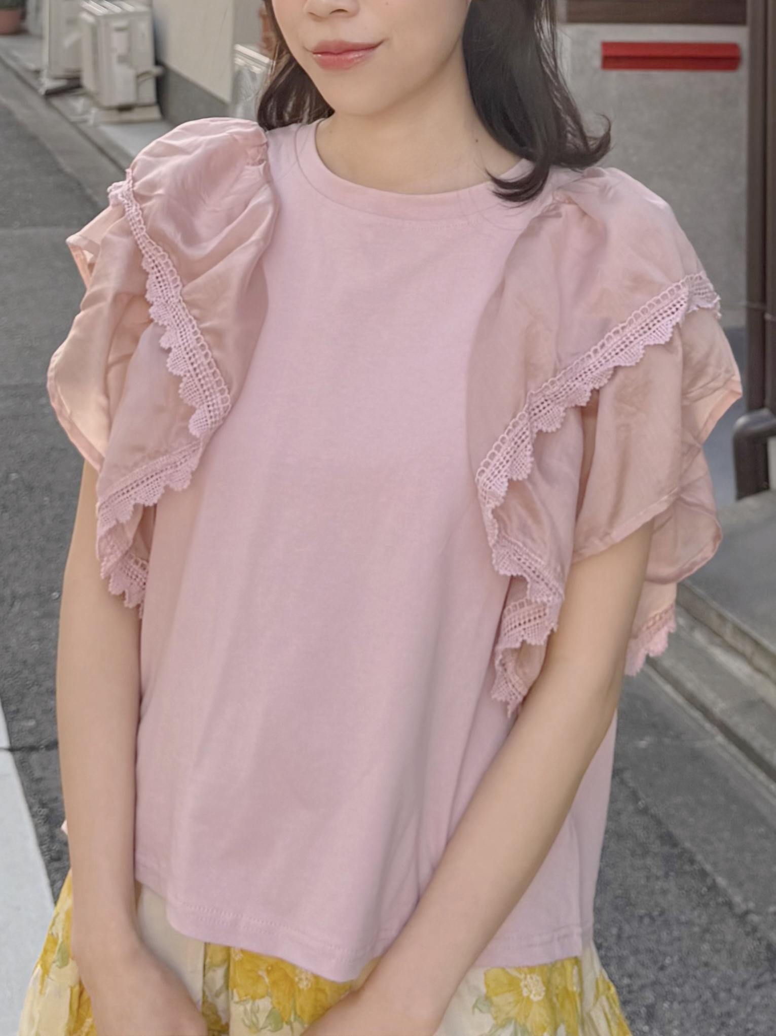 2色•波浪傘袖蕾絲車邊Tee