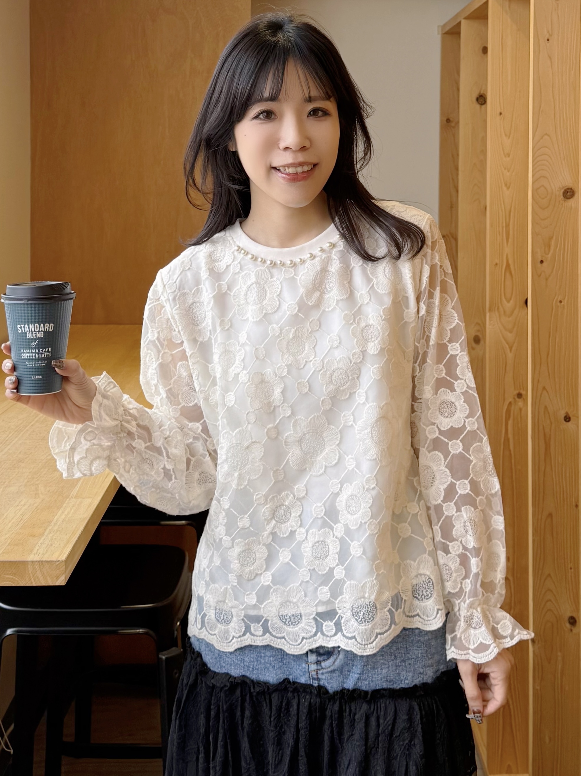 珍珠領波浪蕾絲刺繡上衣