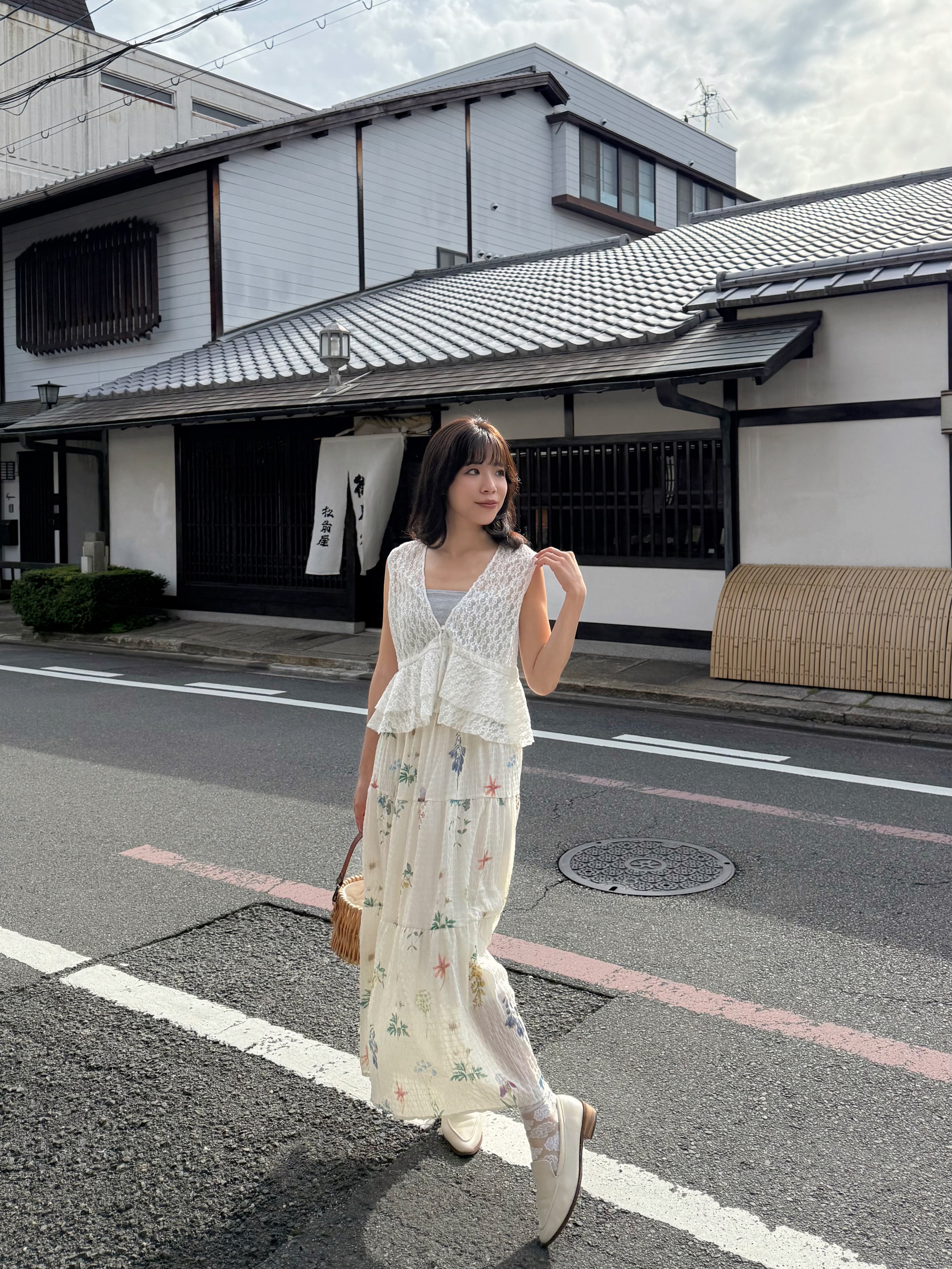 V領蕾絲波浪擺背心