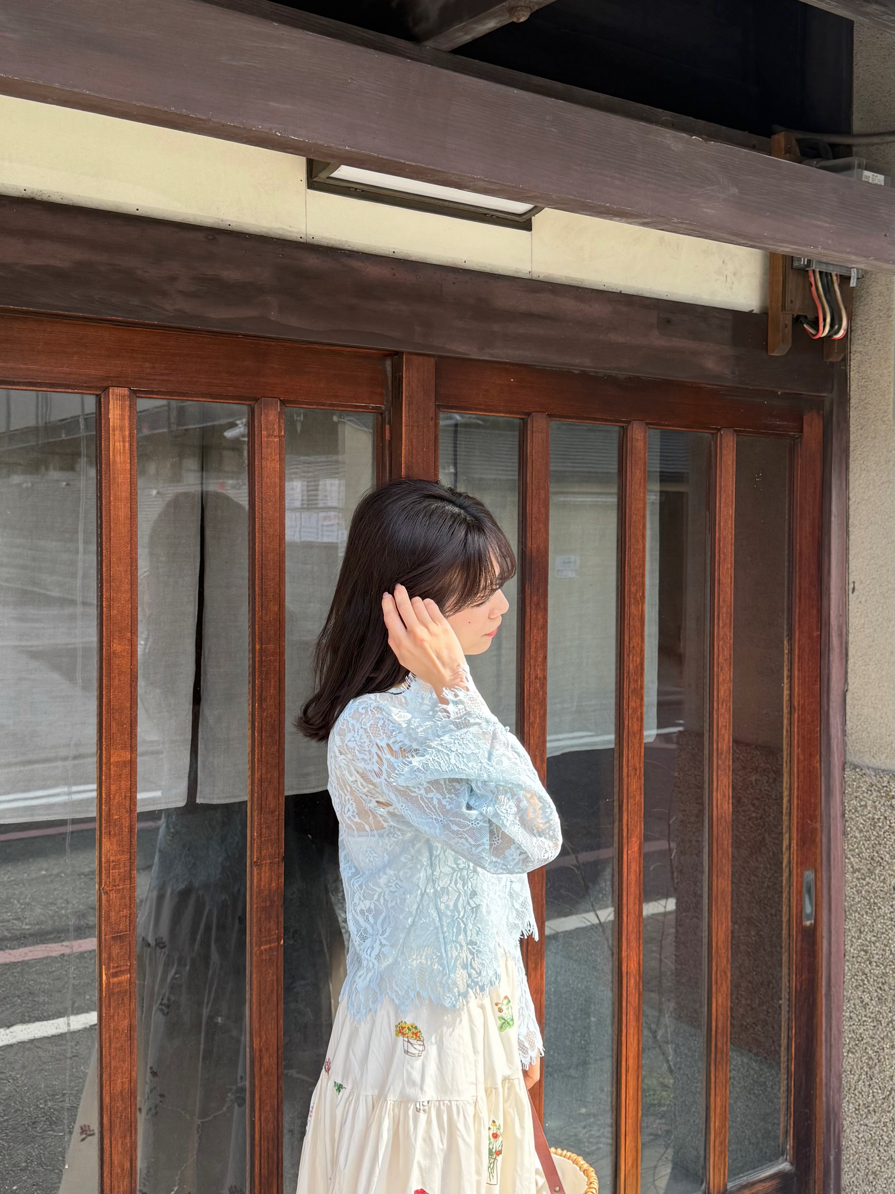 蕾絲喇叭袖上衣