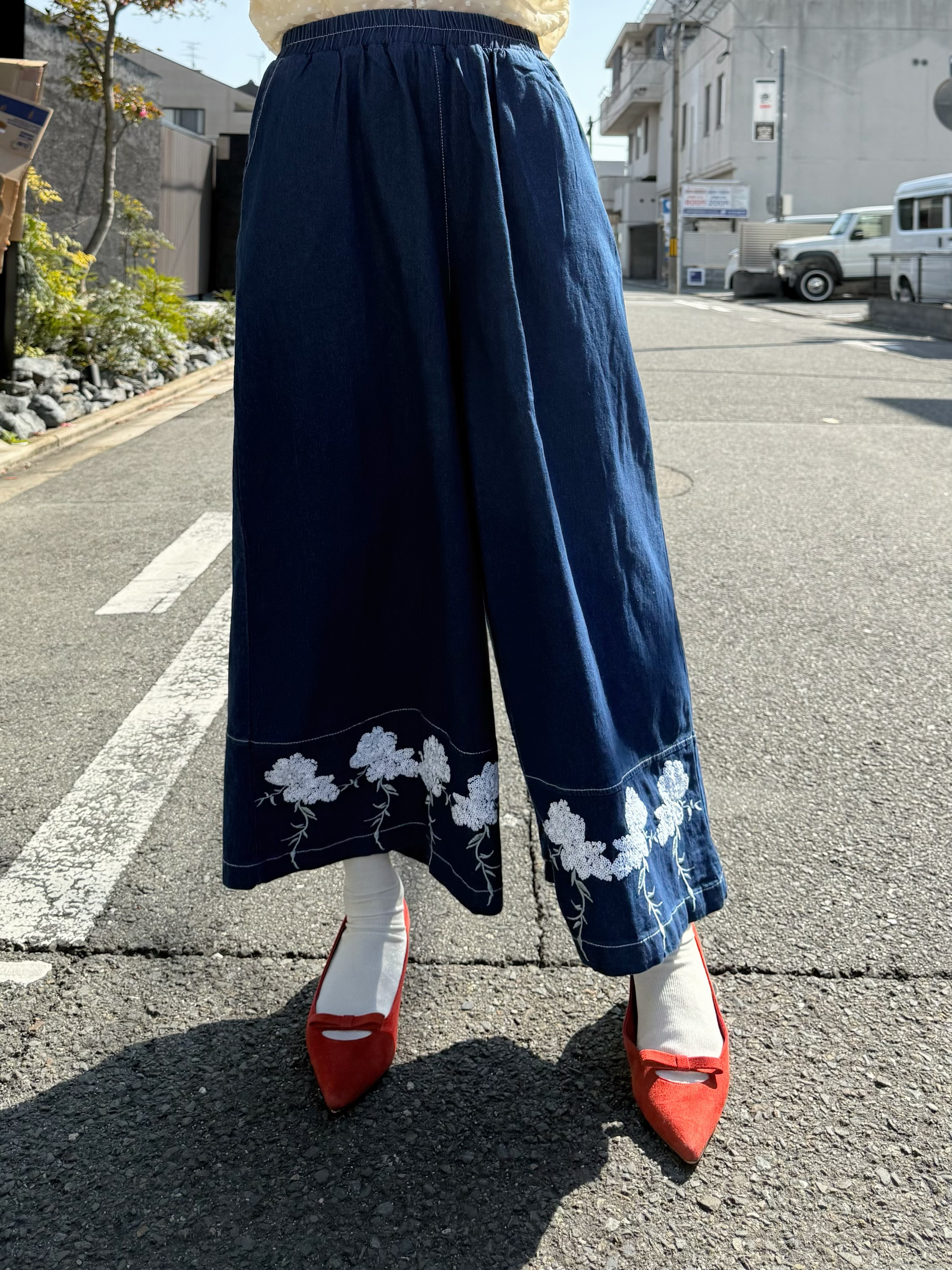 2色•刺繡珠片花薄牛仔闊腳褲