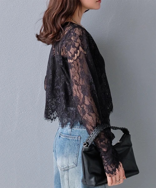 蕾絲喇叭袖上衣