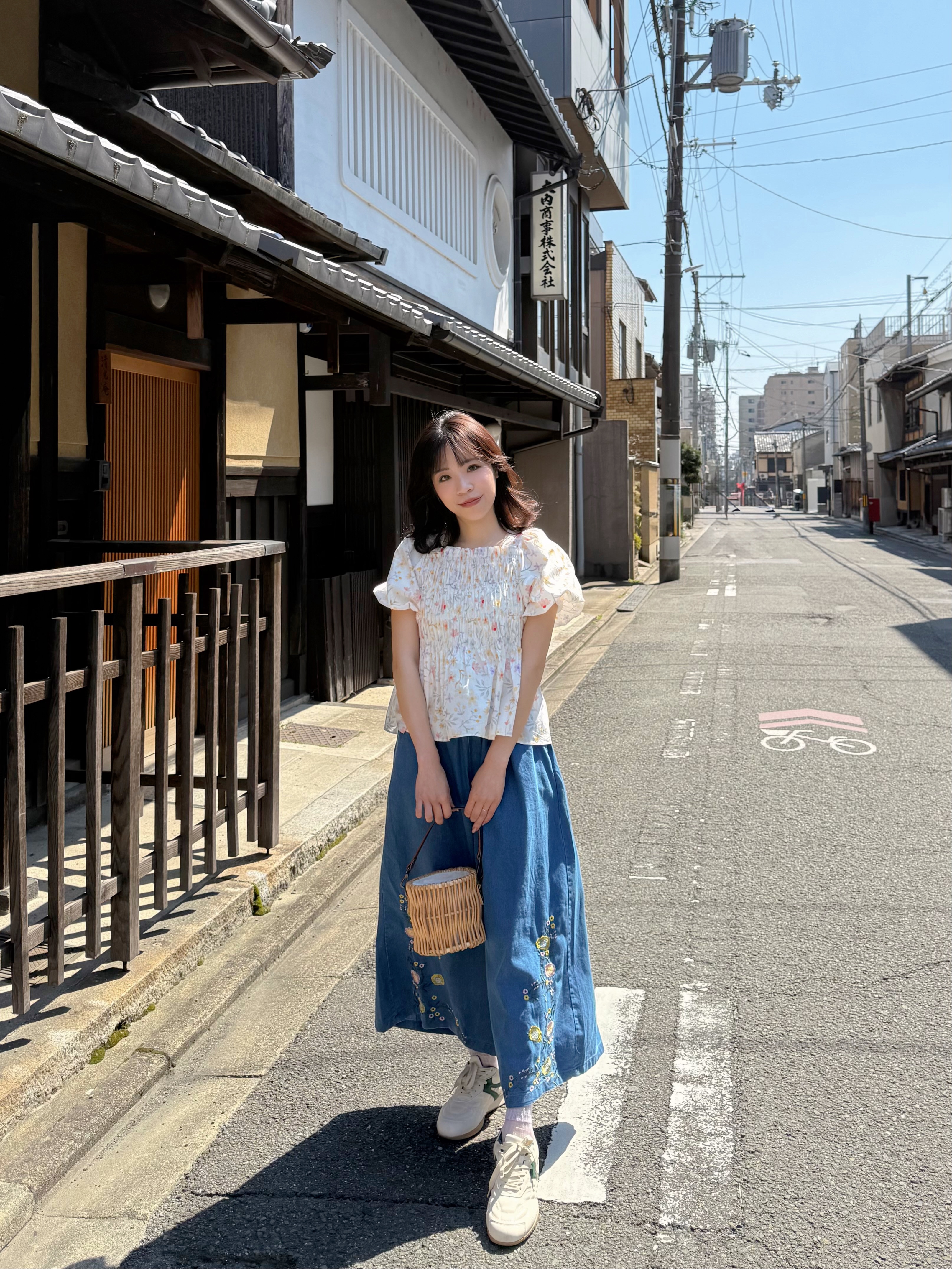 刺繡花薄款闊腳牛仔褲