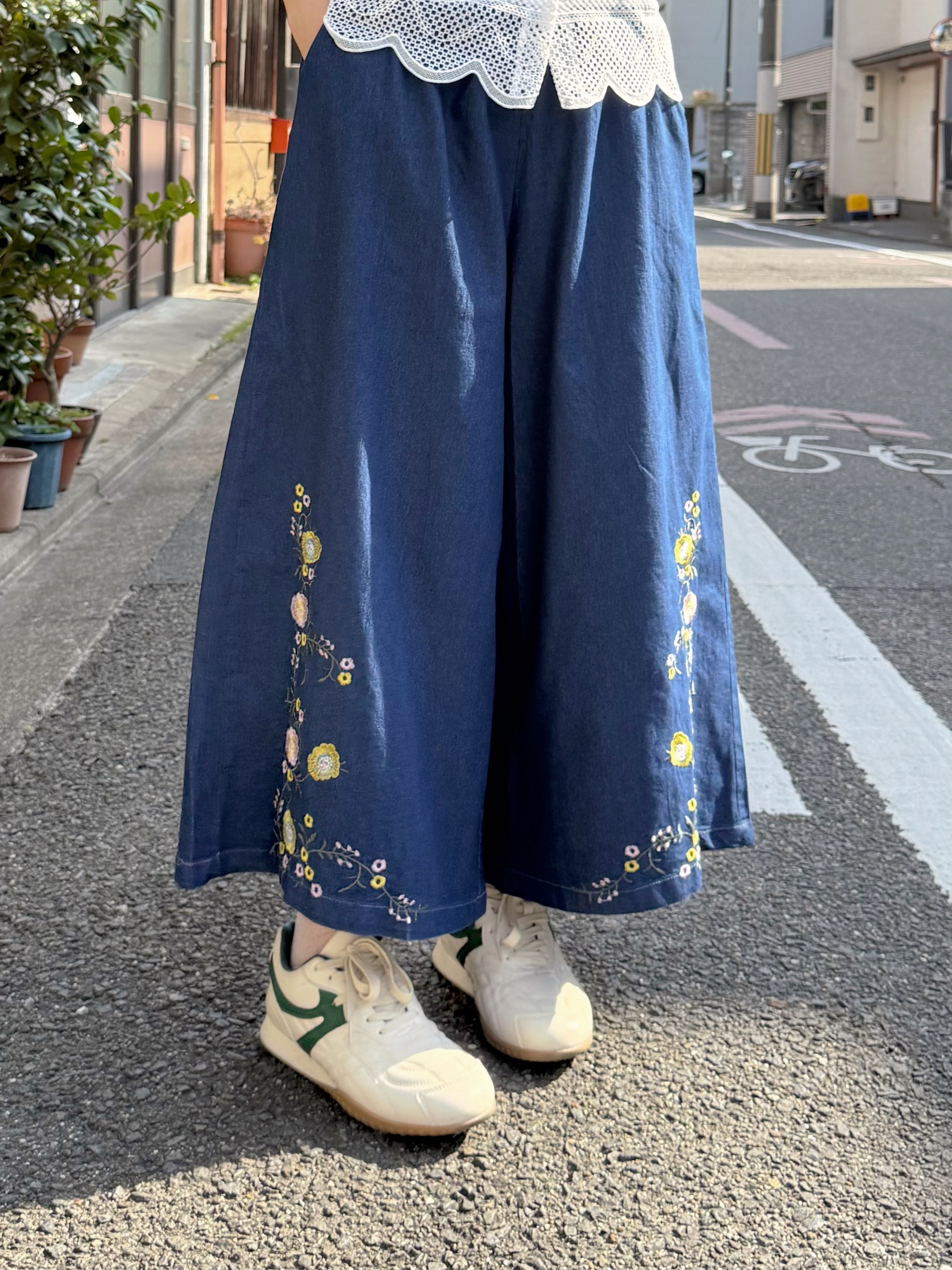 深藍色刺繡闊腳牛仔褲