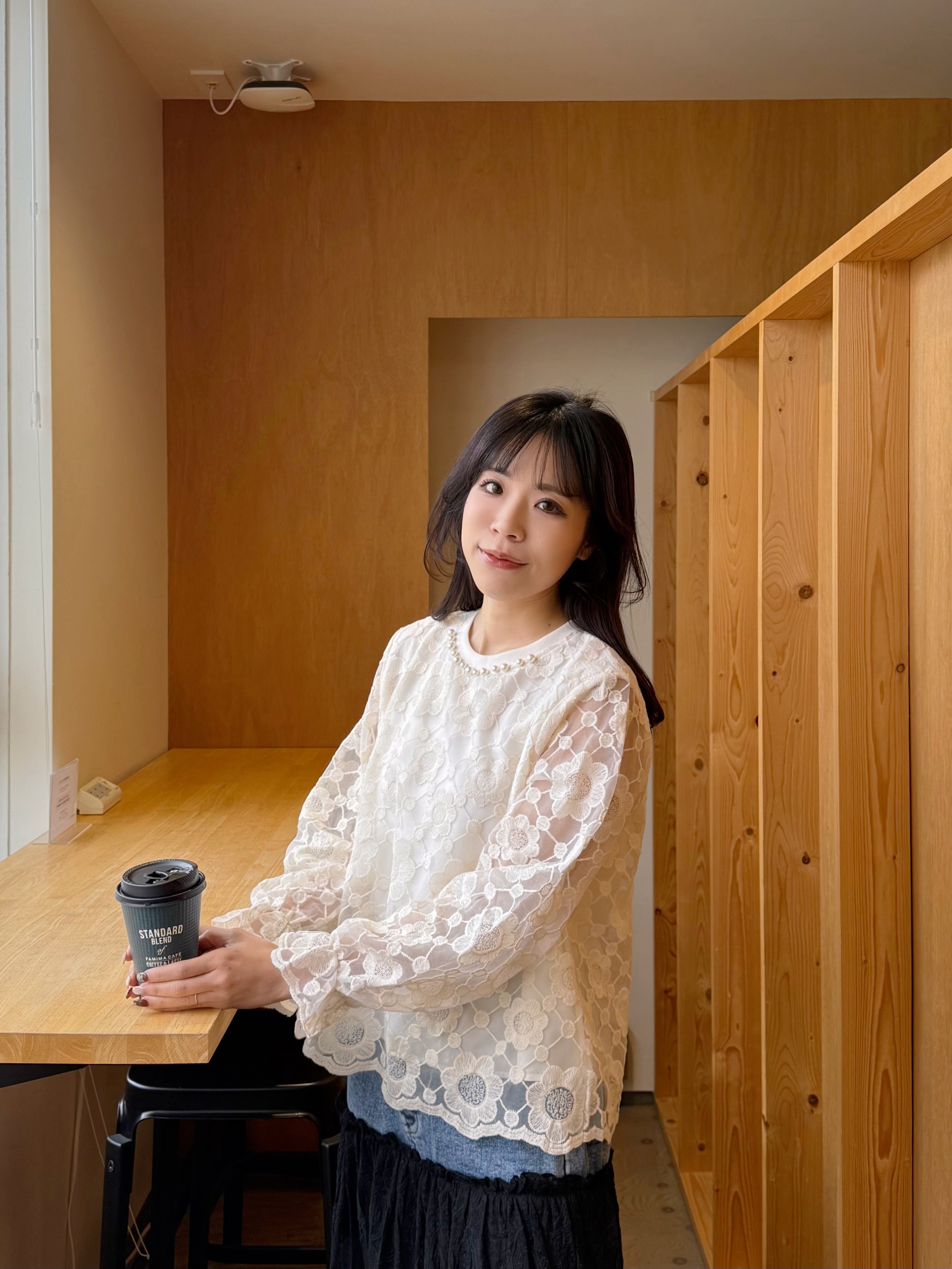 珍珠領波浪蕾絲刺繡上衣