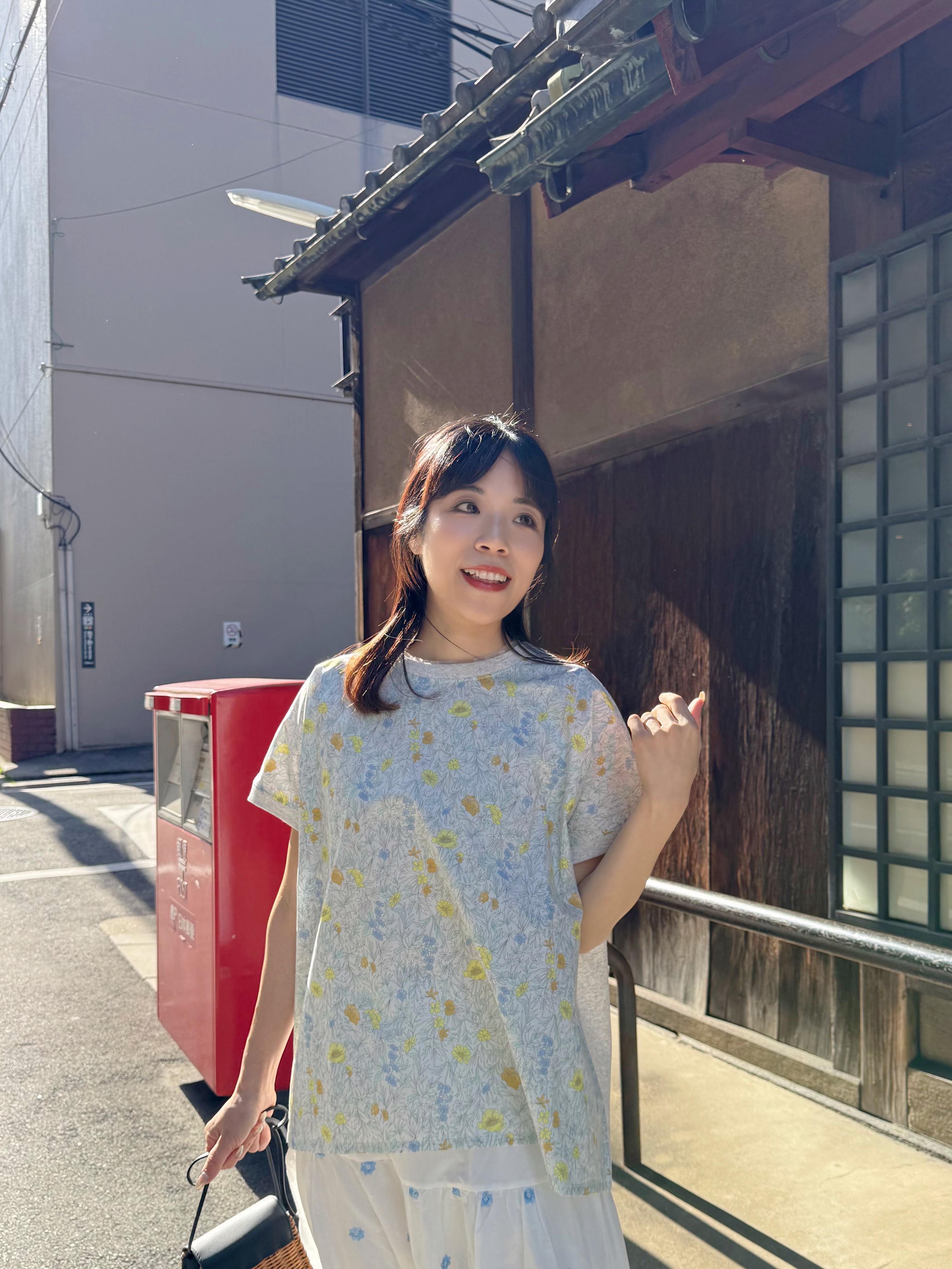 淡色清新花花上衣